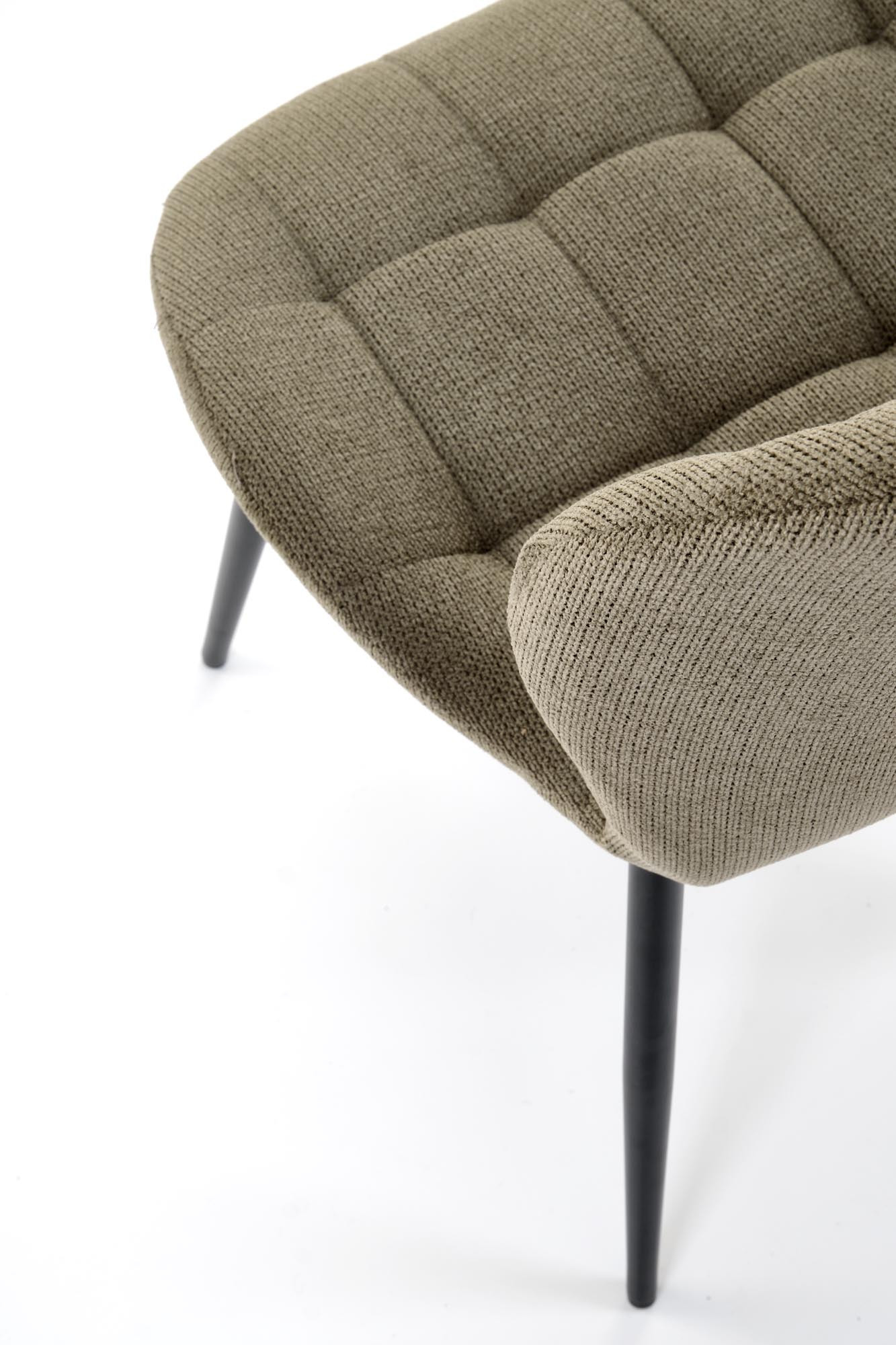 Zbliżenie na oliwkowe krzesło K548 z pikowaną tkaniną Vardo i stalowymi nogami.