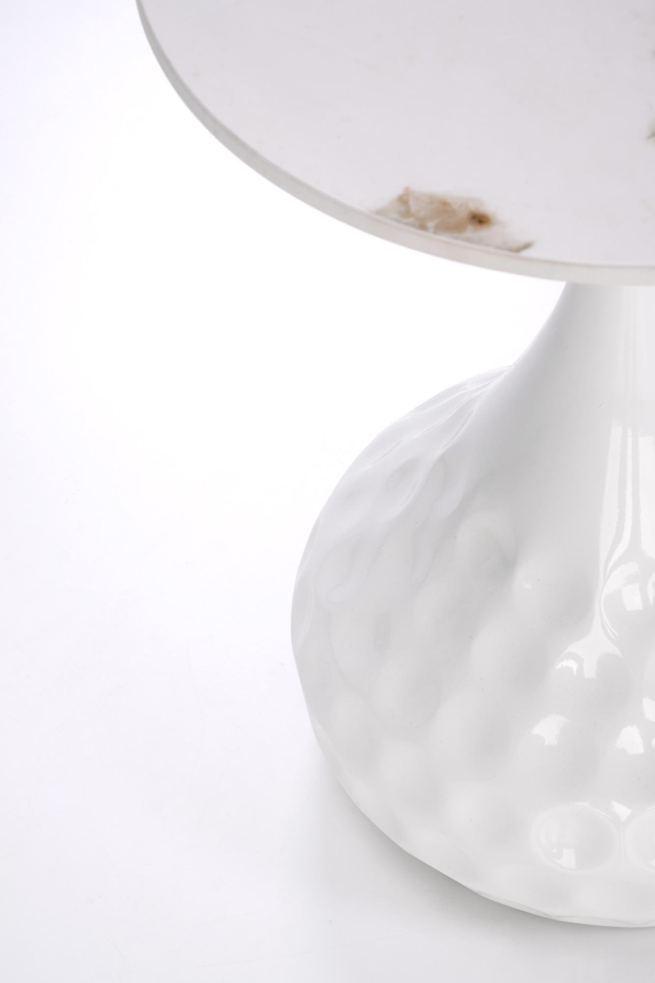 Zbliżenie na biały marmurowy blat i stalową podstawę ławy VERDE.