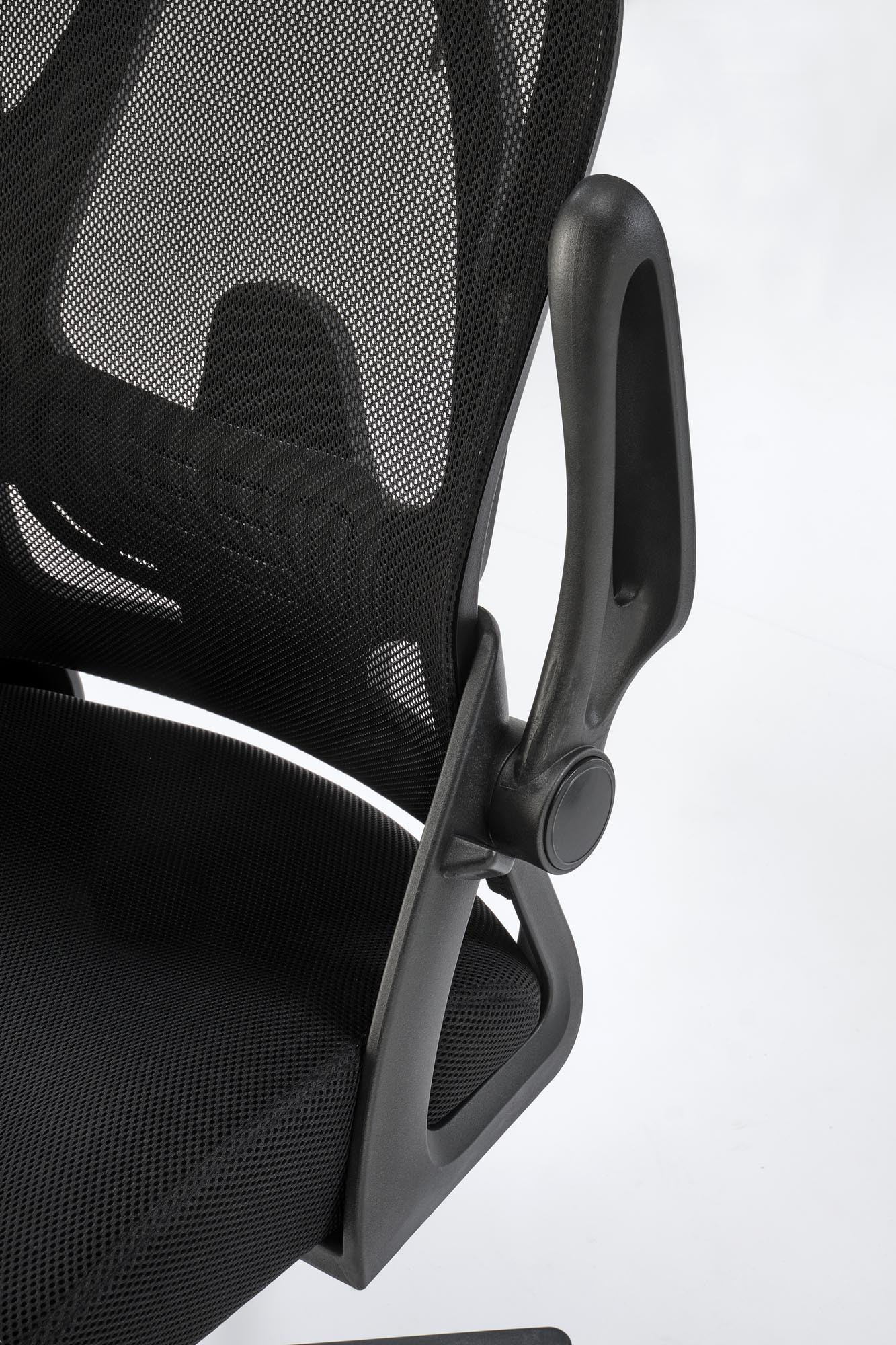 Zbliżenie na siatkowe oparcie i podłokietnik czarnego fotela gabinetowego NEGRO.