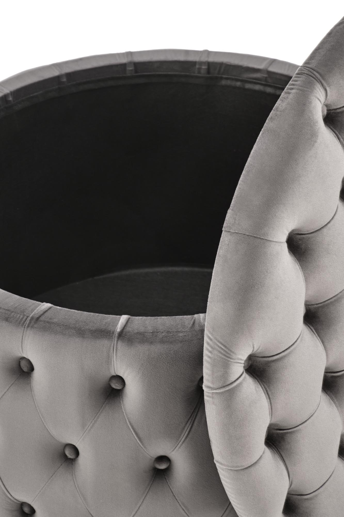 Zbliżenie na otwartą, pikowaną, popielatą pufę NUNEZ z funkcją pojemnika.