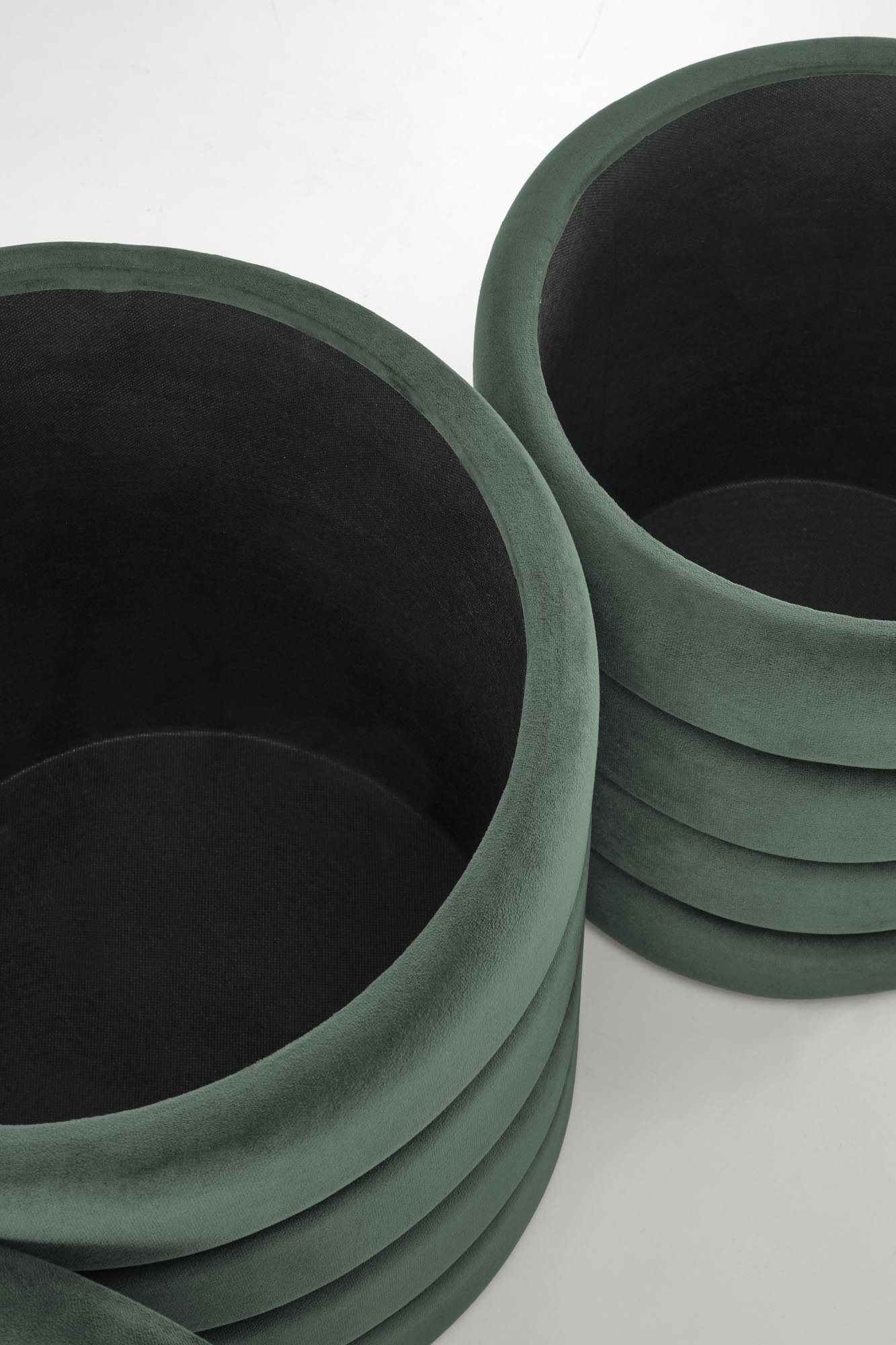 Zielone pufy PACHO z pojemnikiem – zdjęcie detalu wnętrza.