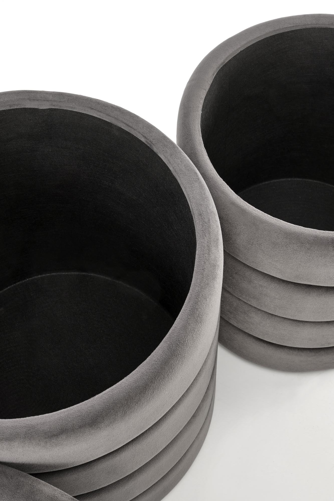 Zbliżenie na wnętrze dwóch popielatych puf PACHO z pojemnikiem, velvet.