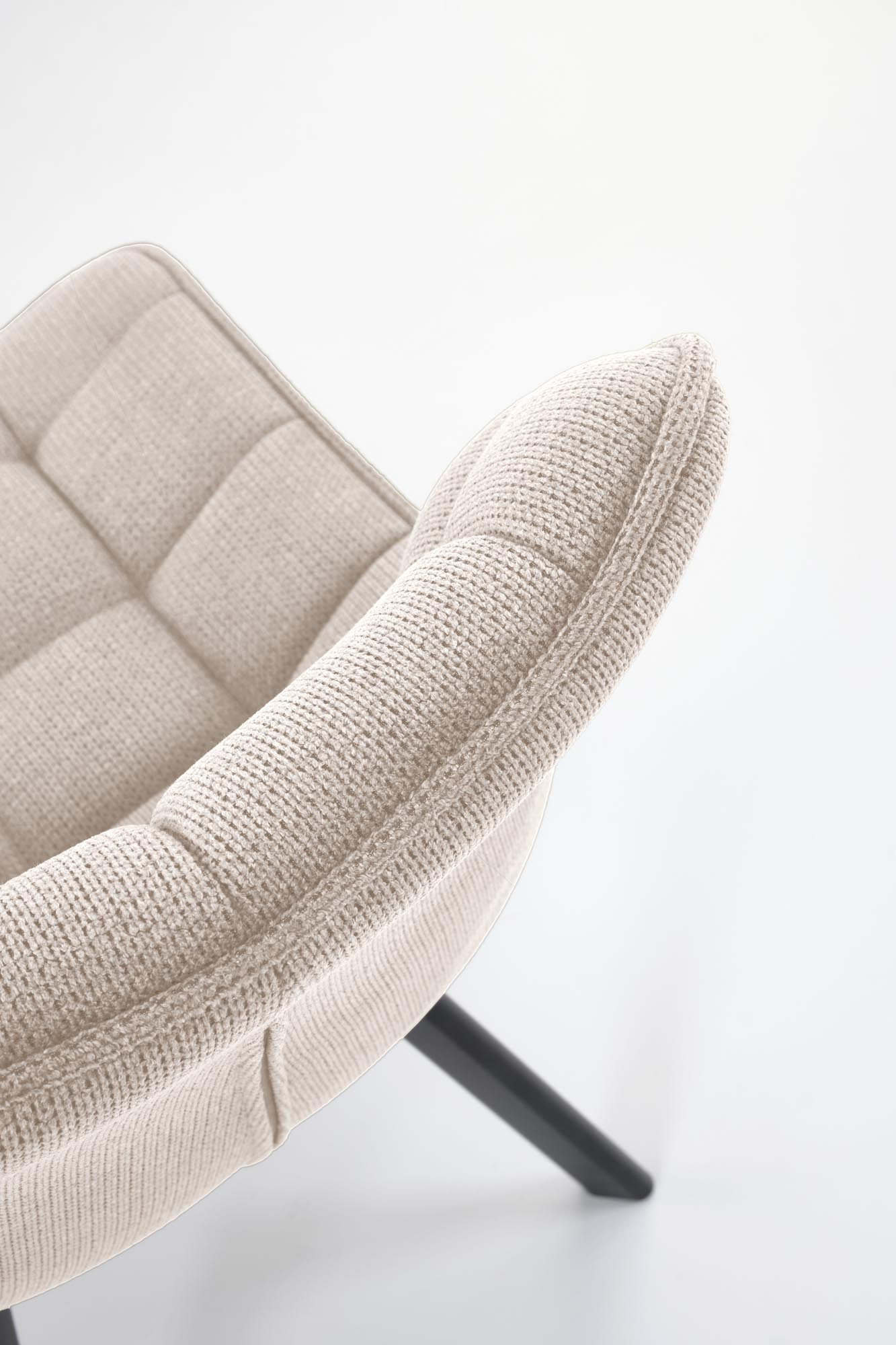 Zbliżenie na beżowe, pikowane oparcie krzesła K549 z tkaniny Vardo i stalowymi nogami.