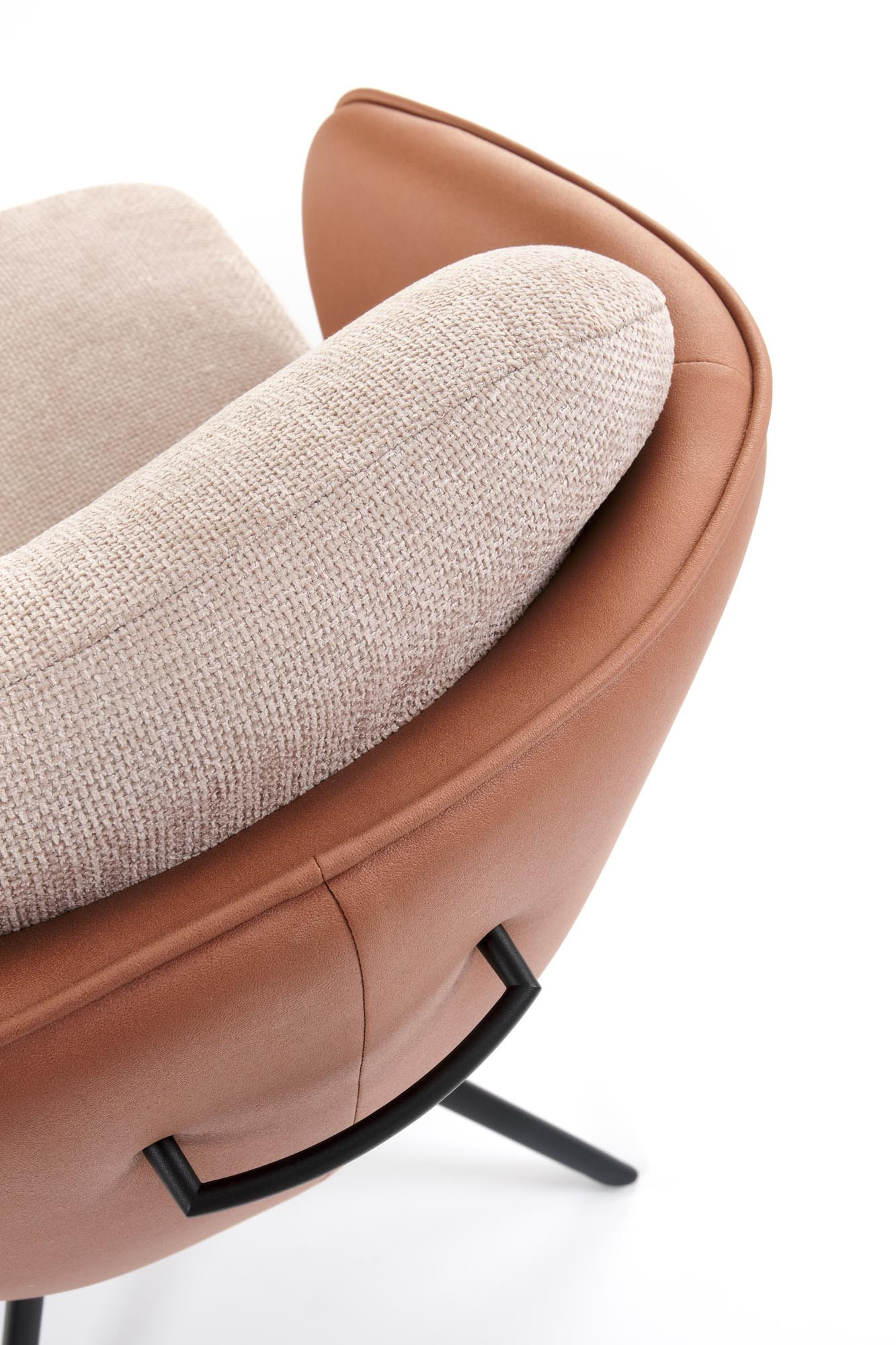 Zbliżenie na brązowo-beżowe krzesło obrotowe K554 z tkaniny i eco skóry.