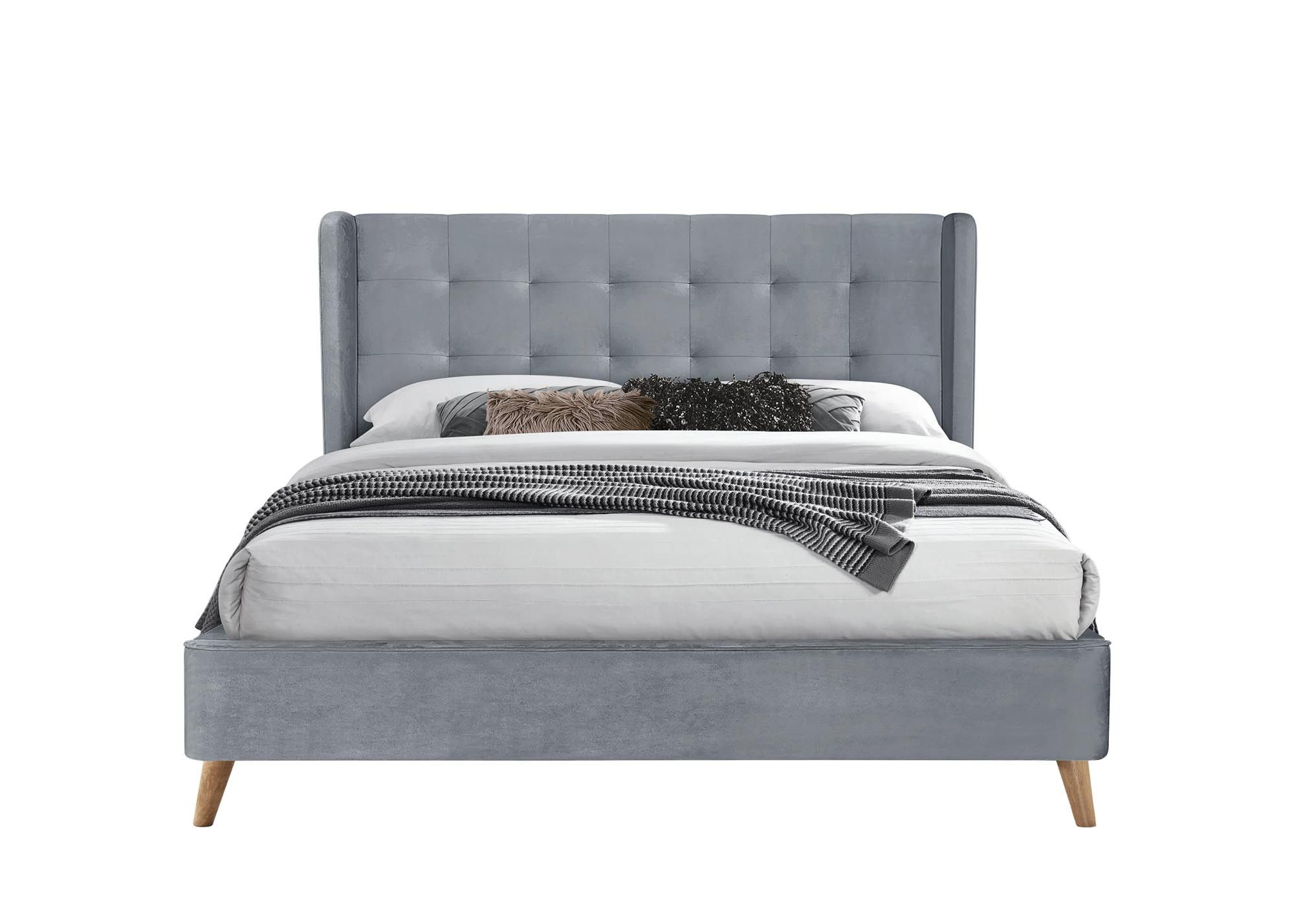 Widok z przodu popielatego łóżka ESTELLA 160 x 200 cm z pikowanym velvetowym zagłówkiem i drewnianymi nóżkami.