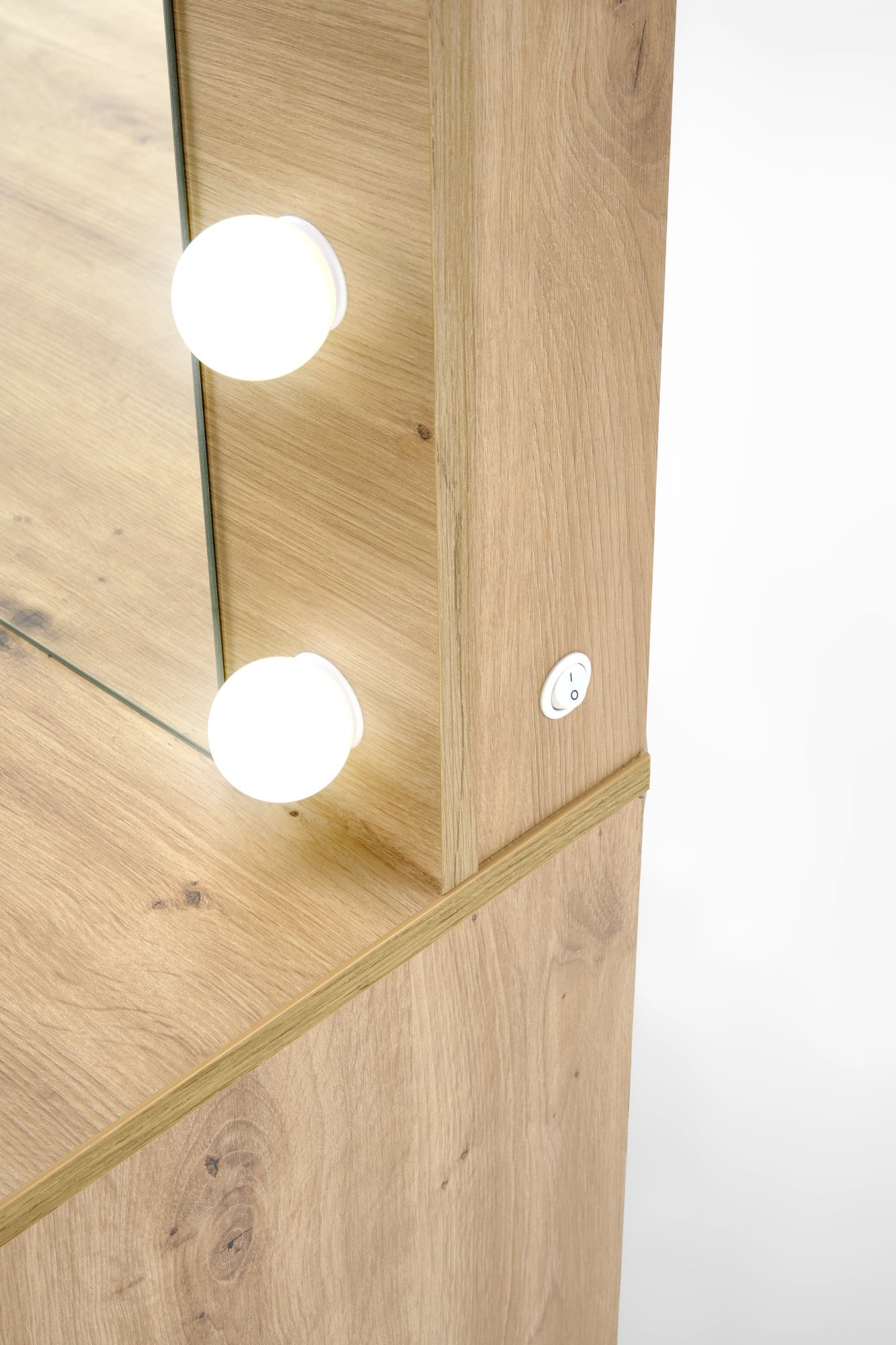 Zbliżenie na dąb artisan toaletki HOLLYWOOD XL z oświetleniem LED i przyciskiem.