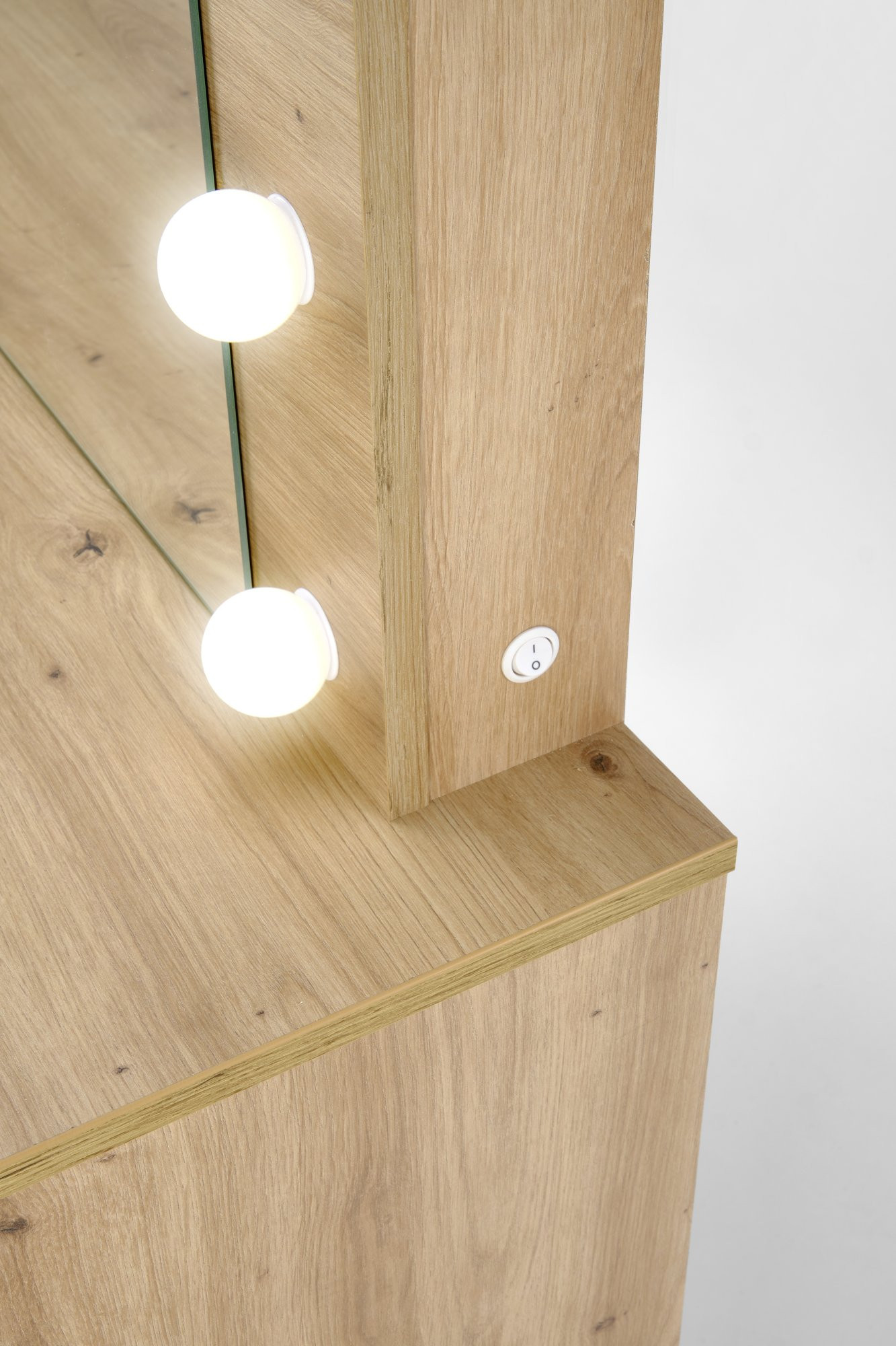 Zbliżenie na drewnianą toaletkę HOLLYWOOD dąb artisan z oświetleniem LED i lustrem.