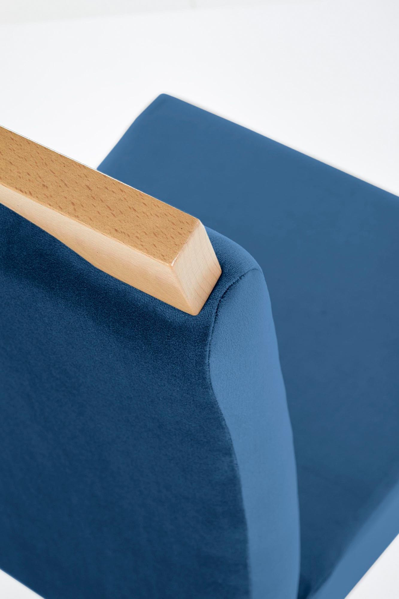 Zbliżenie na granatowe tapicerowane krzesło CLARION z dębowym oparciem.