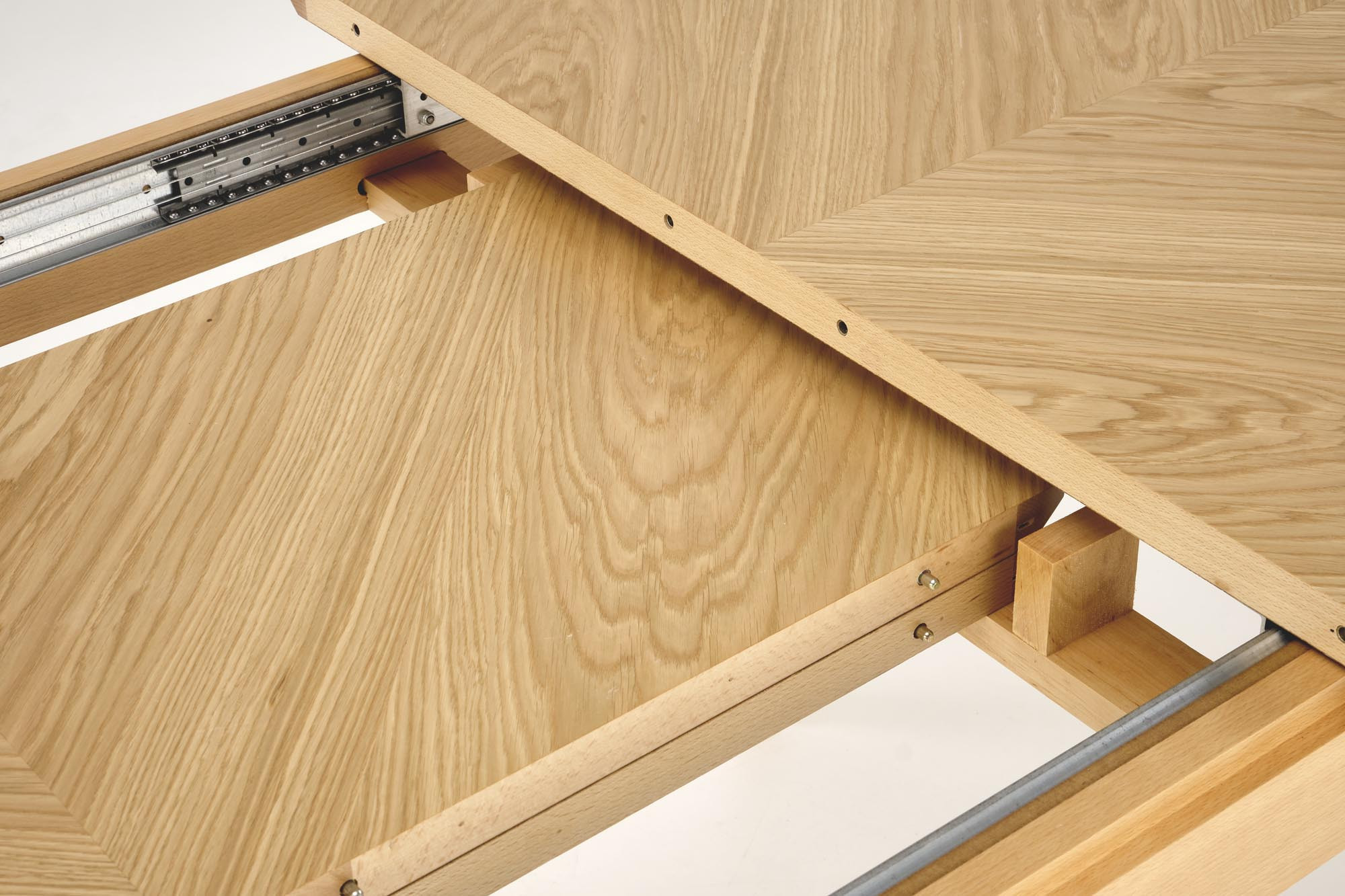 Zbliżenie na mechanizm rozkładania stołu EDMONDO z naturalnego dębu.