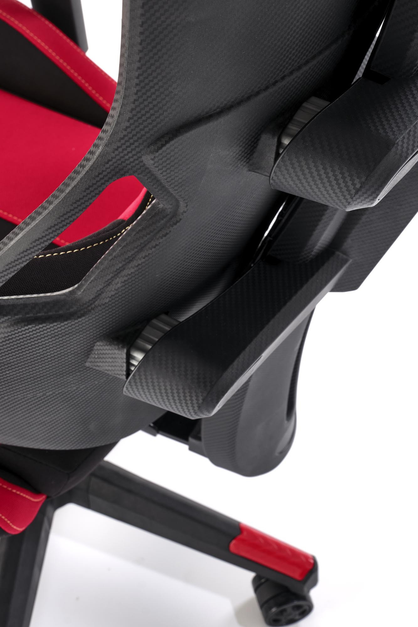 Zbliżenie na czerwono-czarny fotel gabinetowy NITRO 2 z regulowanymi podłokietnikami.
