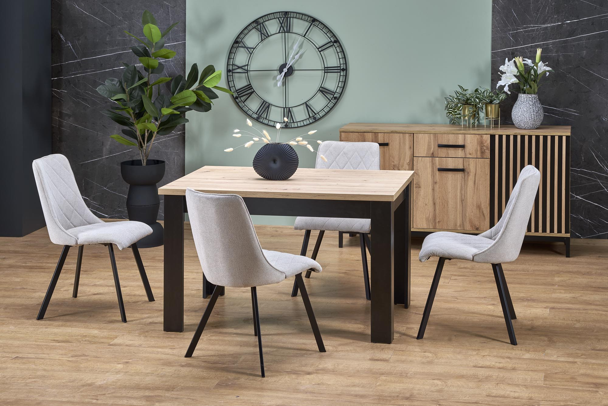 Rozkładany stół BAGIO w kolorze dąb artisan i czarny – widok z przodu, otoczony czterema białymi krzesłami.