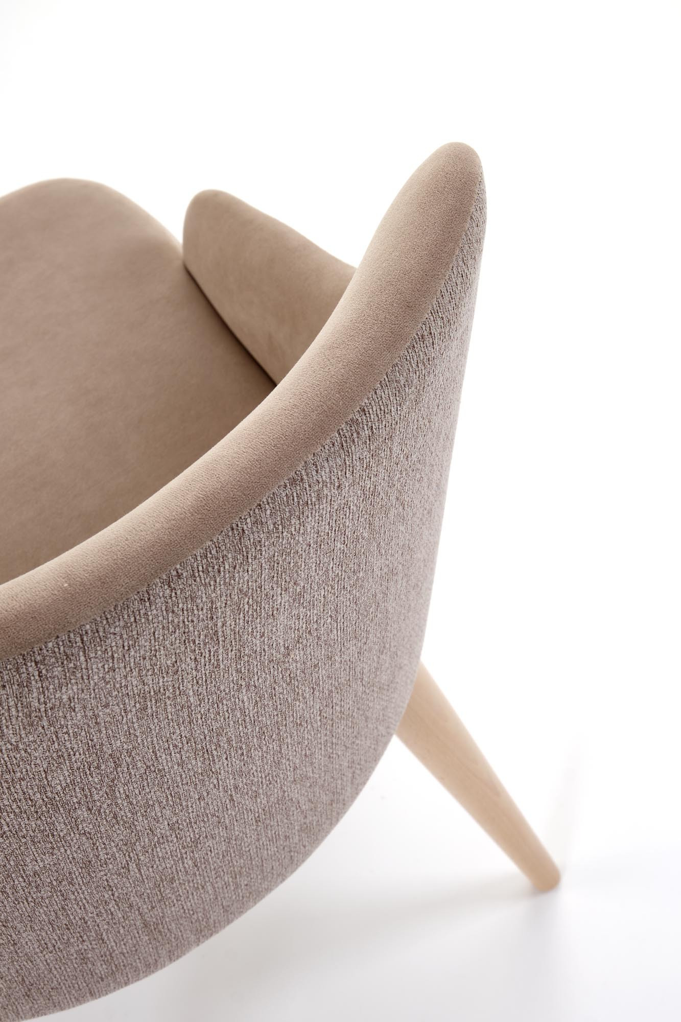 Zbliżenie na beżowe krzesło MALAGA z drewnianymi nogami i zaokrąglonym oparciem.