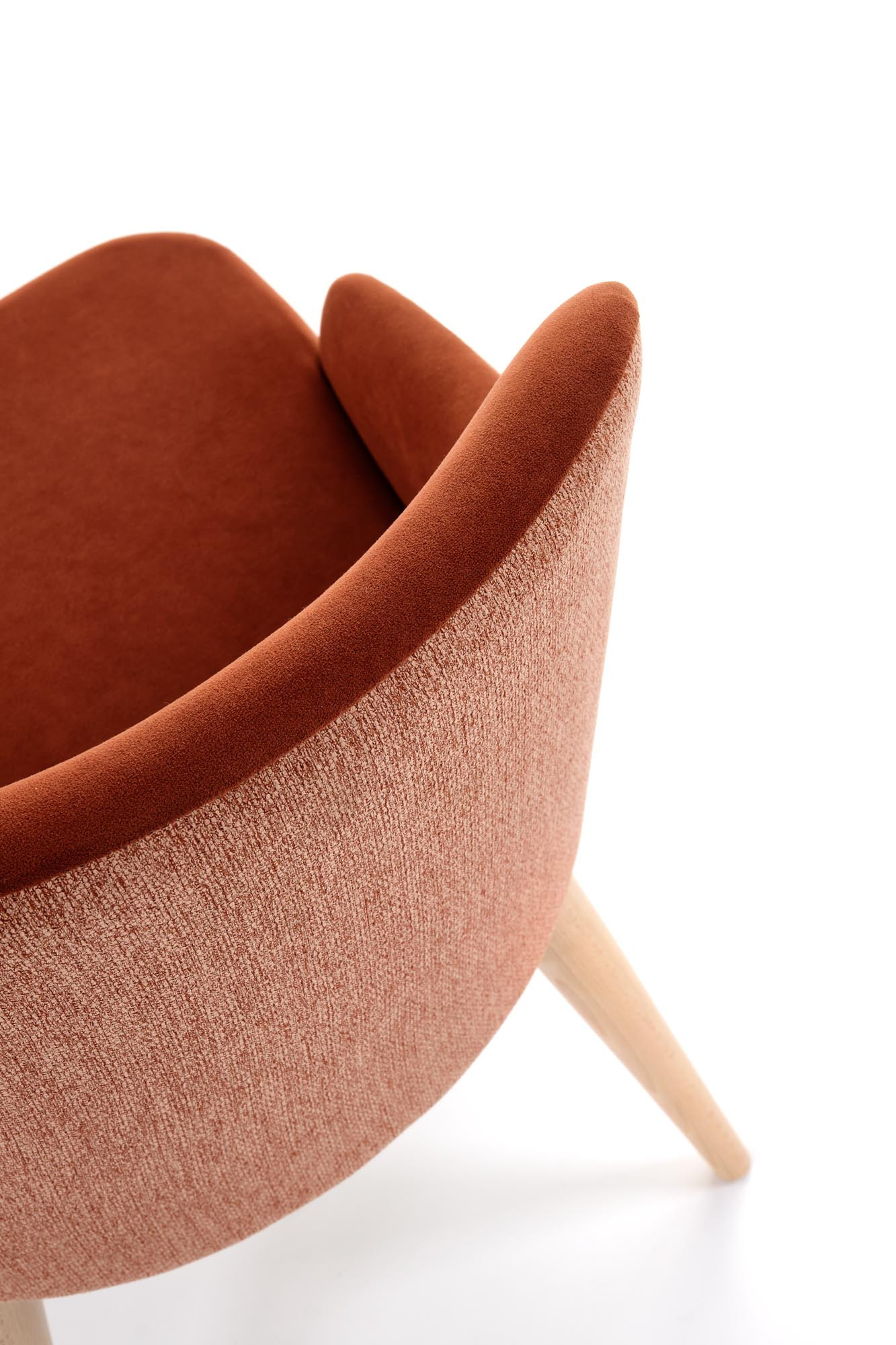 Zbliżenie na cynamonowe krzesło MALAGA z drewnianymi nogami.