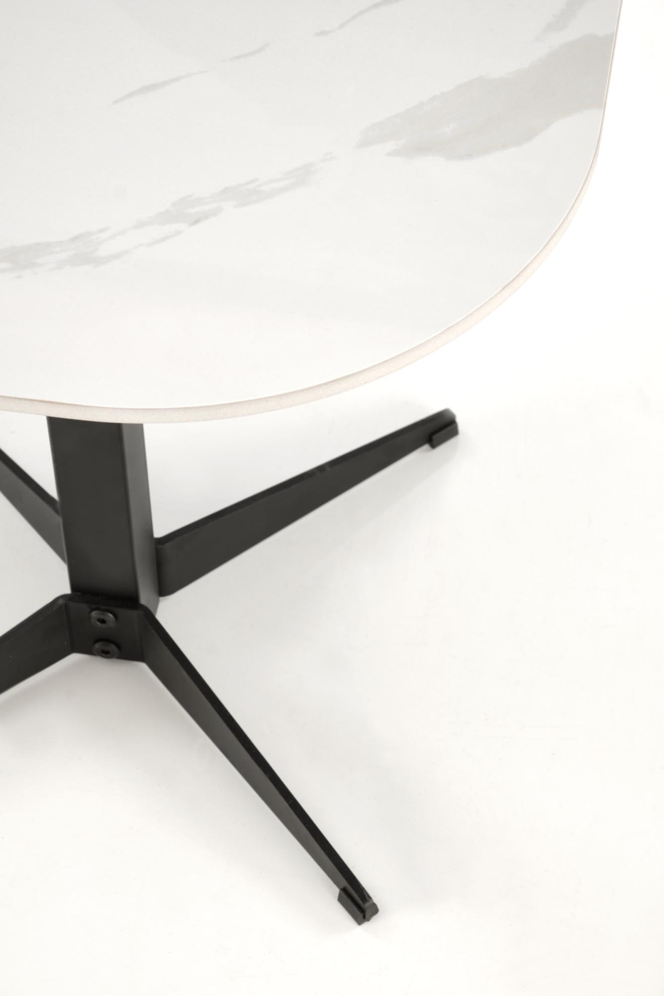 Zbliżenie na czarną stalową nogę krzyżakową i biały marmurowy blat ławy BORNA S.