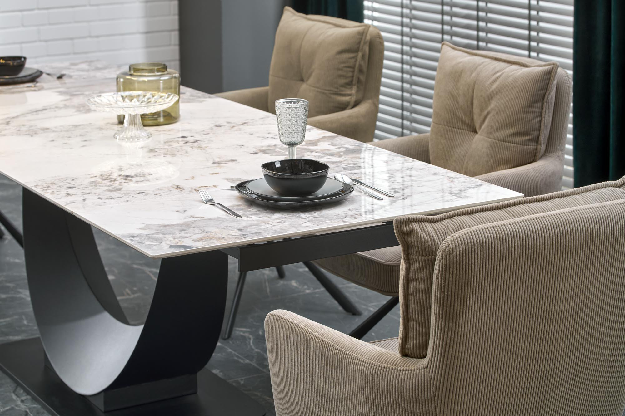 Rozkładany stół FERNANDO z białym marmurowym blatem i czarną podstawą w kształcie półksiężyca – widok z góry.