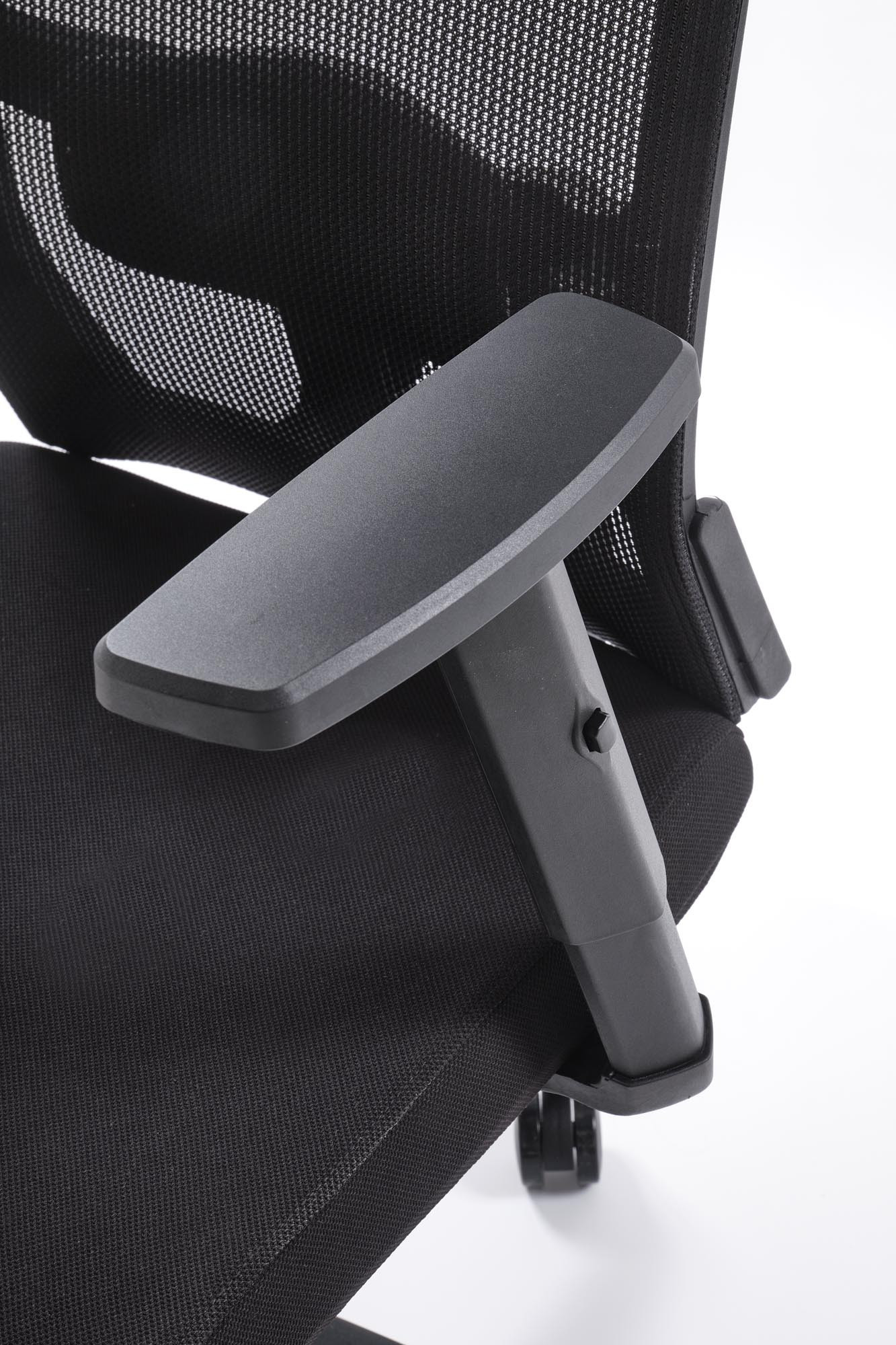 Zbliżenie na czarne regulowane podłokietniki fotela gabinetowego MASON.