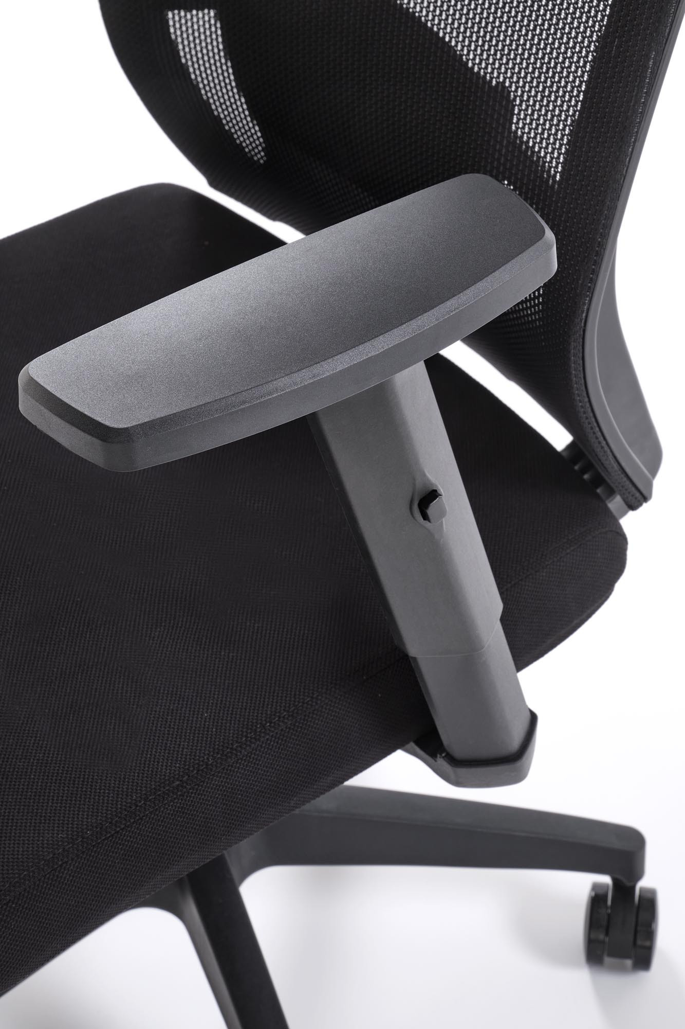Zbliżenie na podłokietnik i siatkowe oparcie czarnego fotela biurowego PAREDES.