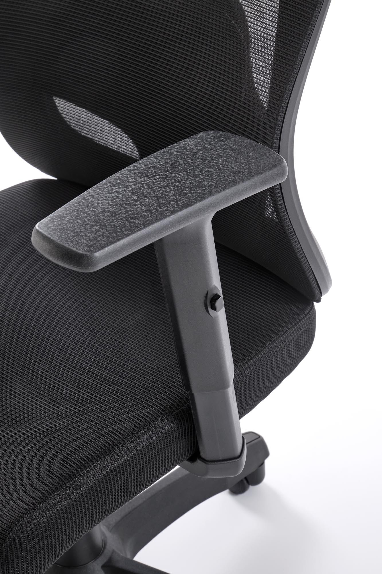 Zbliżenie na czarny, regulowany podłokietnik fotela RAMOS z siatkowym oparciem.