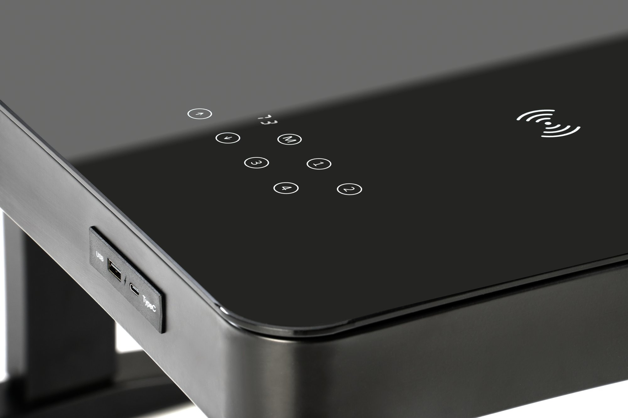 Zbliżenie na panel sterowania czarnego biurka B52 z elektryczną regulacją wysokości i portem USB.