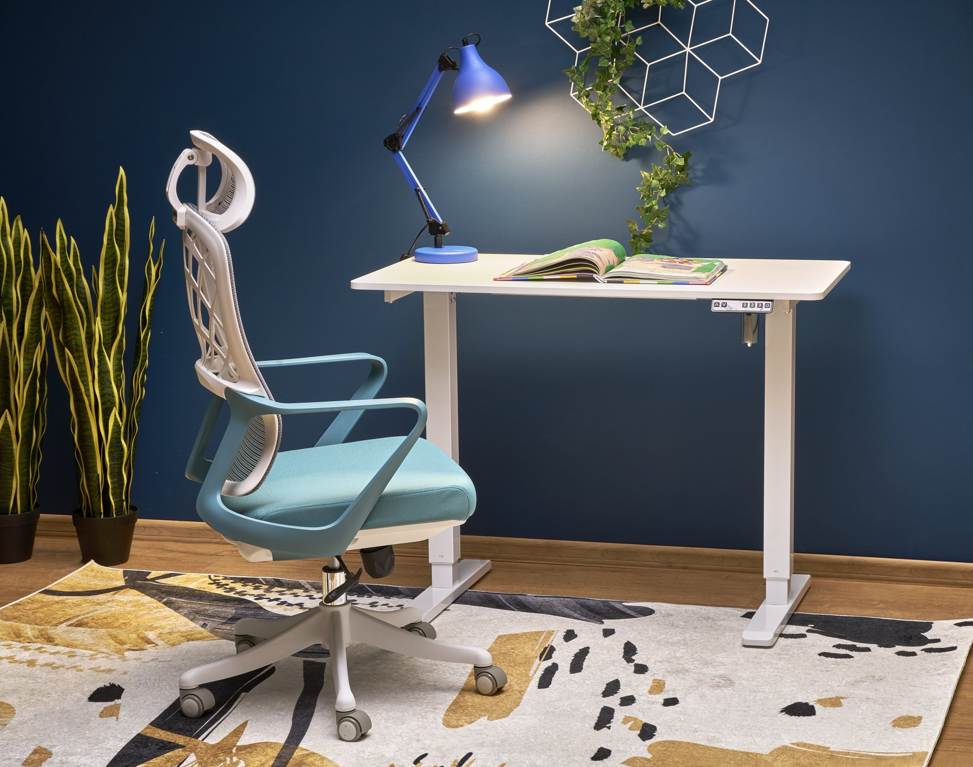 Białe biurko B53 z elektryczną regulacją wysokości – zdjęcie z boku z krzesłem i lampką.