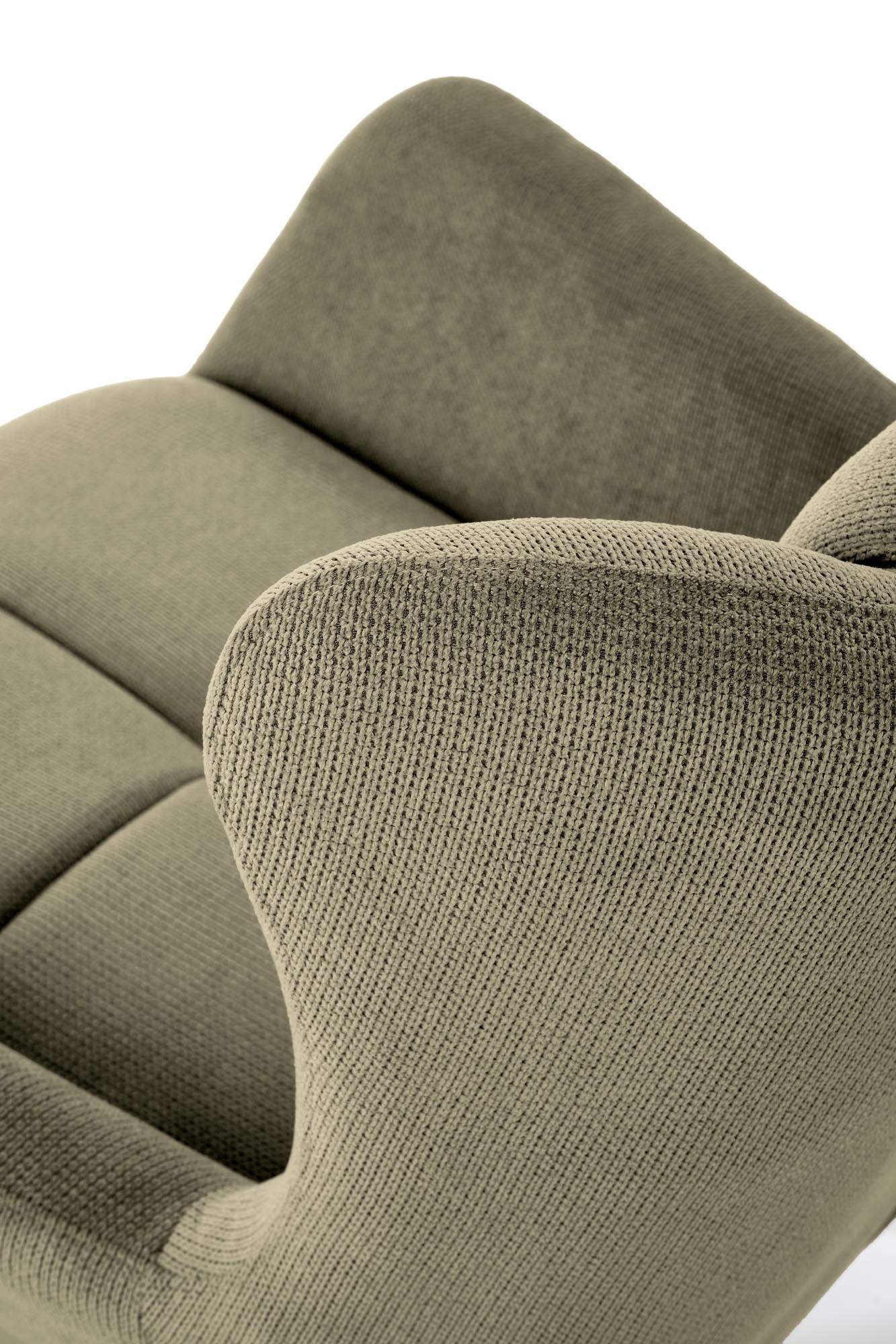 Zbliżenie na oliwkowy fotel wypoczynkowy BYRON z pikowanym oparciem i stalowymi nogami.