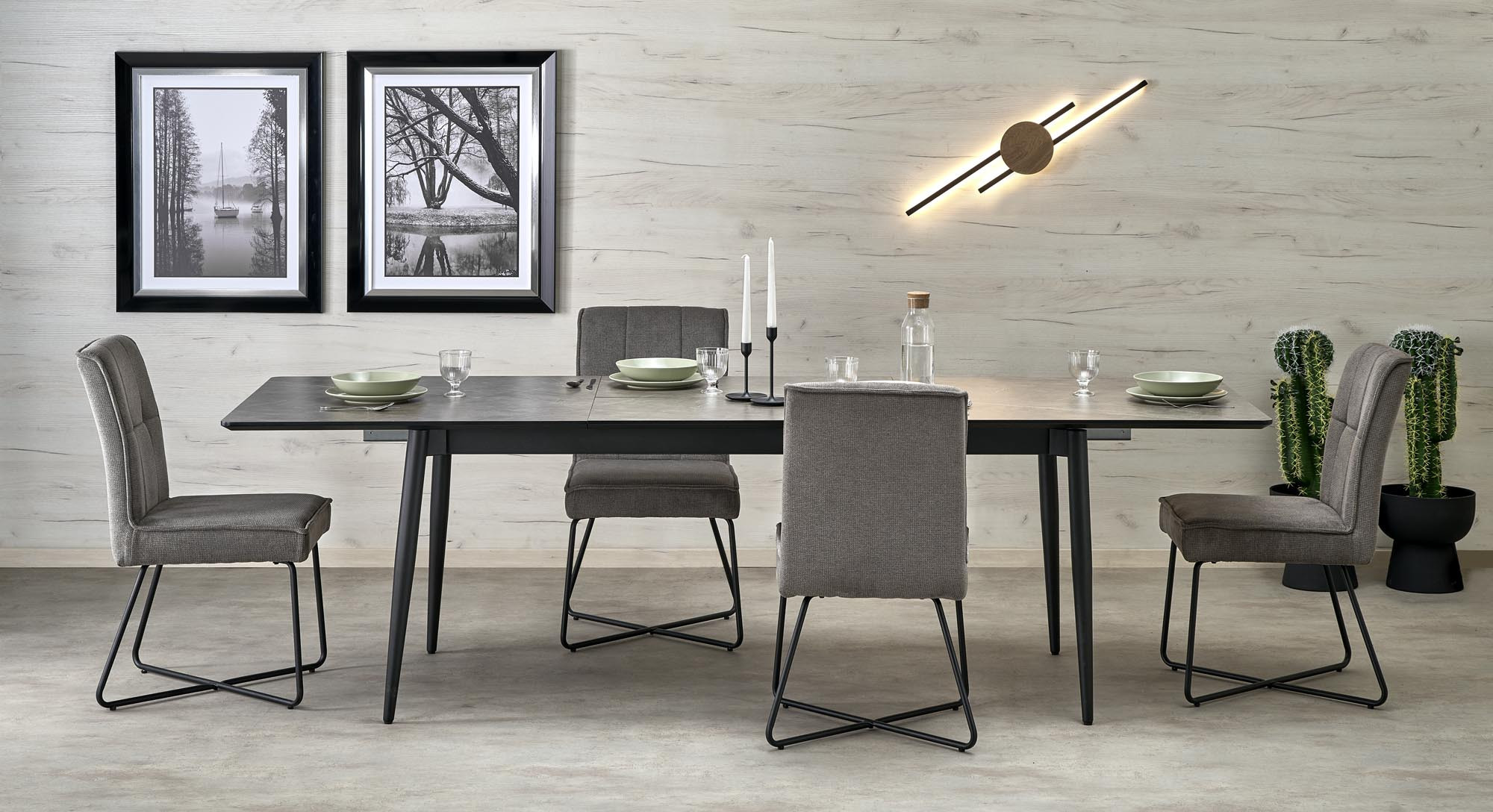 Rozkładany stół CHARLES z blatem  w kolorze popielatego marmuru i czarnymi stalowymi nogami – widok w aranżacji jadalni.