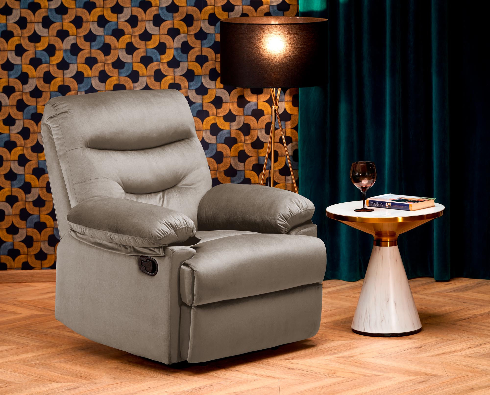 Beżowy fotel wypoczynkowy DRAGER z miękkim obiciem – widok z przodu.