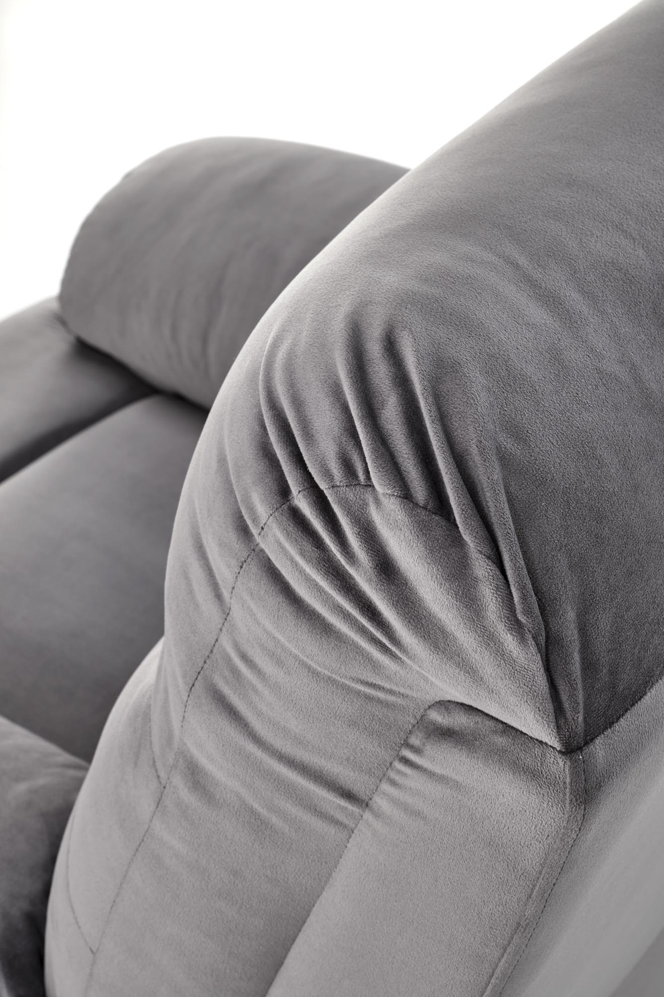 Zbliżenie na popielatą tkaninę velvet i podłokietnik rozkładanego fotela DRAGER.