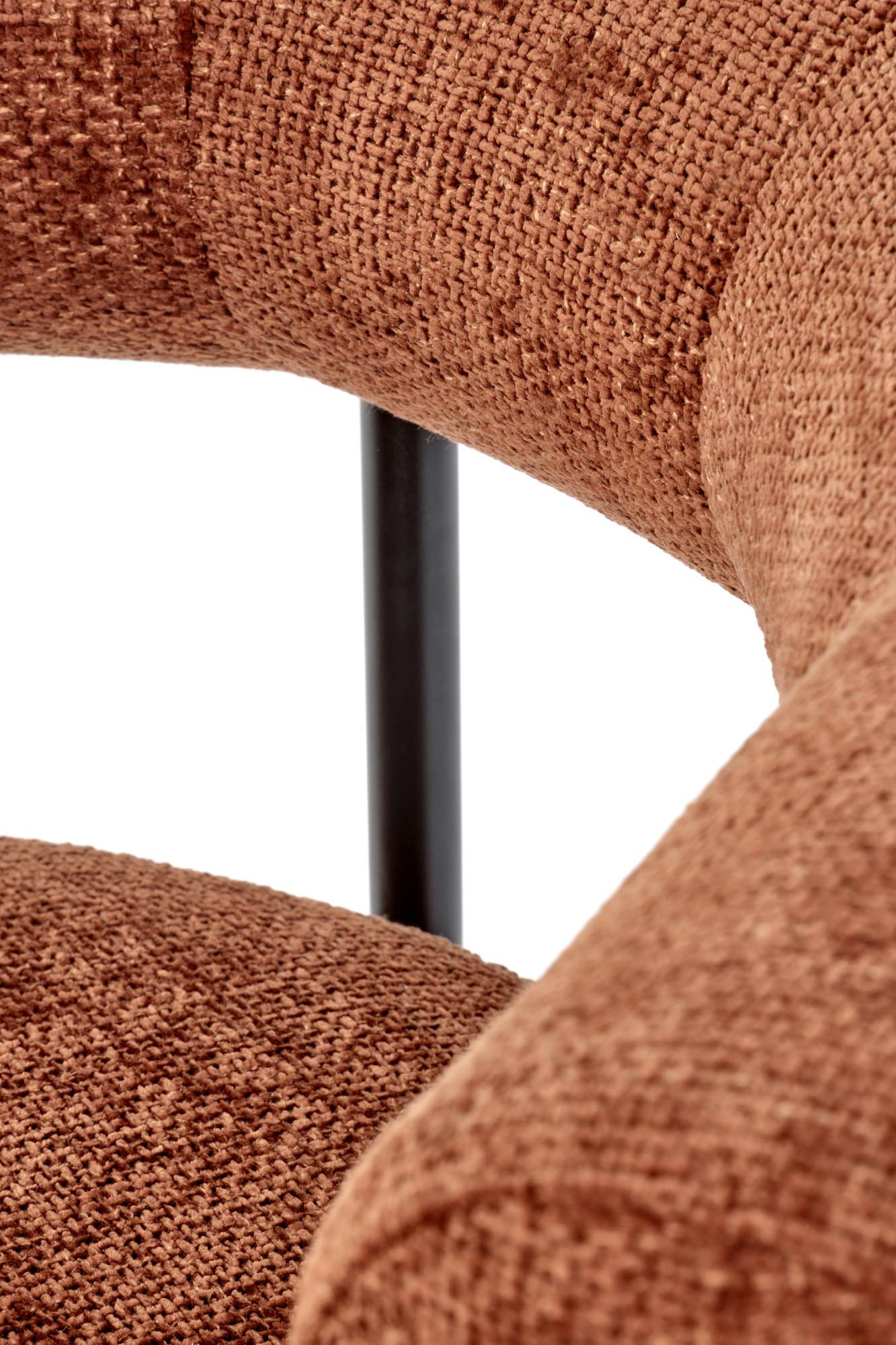 Zbliżenie na cynamonową tkaninę fotela HAZARD z czarną stalową nogą.
