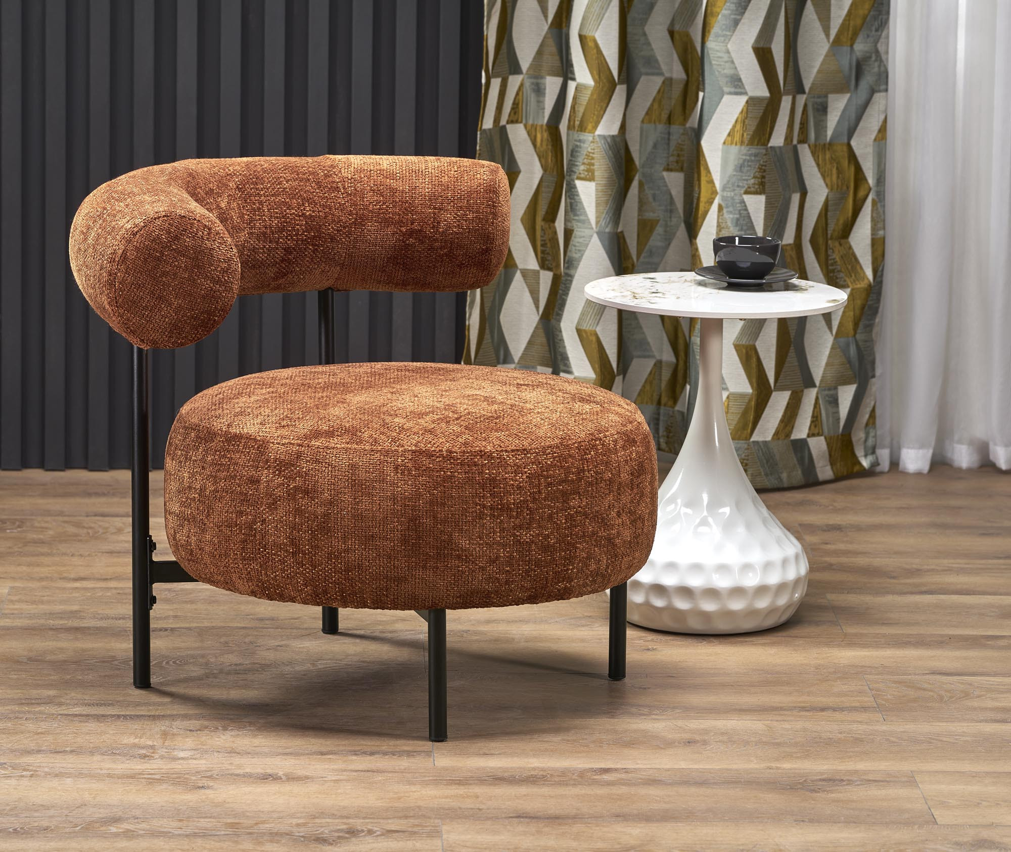 Fotel HAZARD z cynamonowej tkaniny na stalowych nogach – widok z boku.