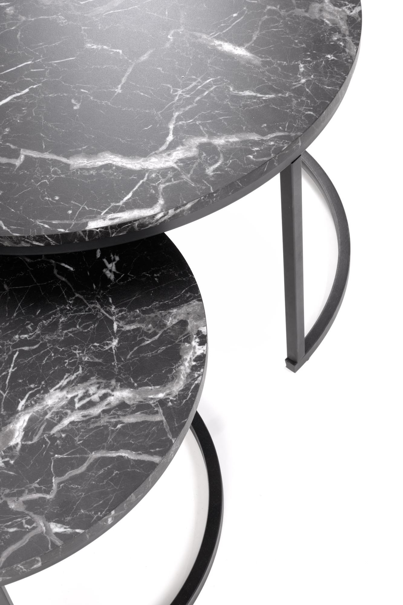 Zbliżenie na czarny marmurowy blat i metalowe nogi zestawu dwóch okrągłych ław JAVA.