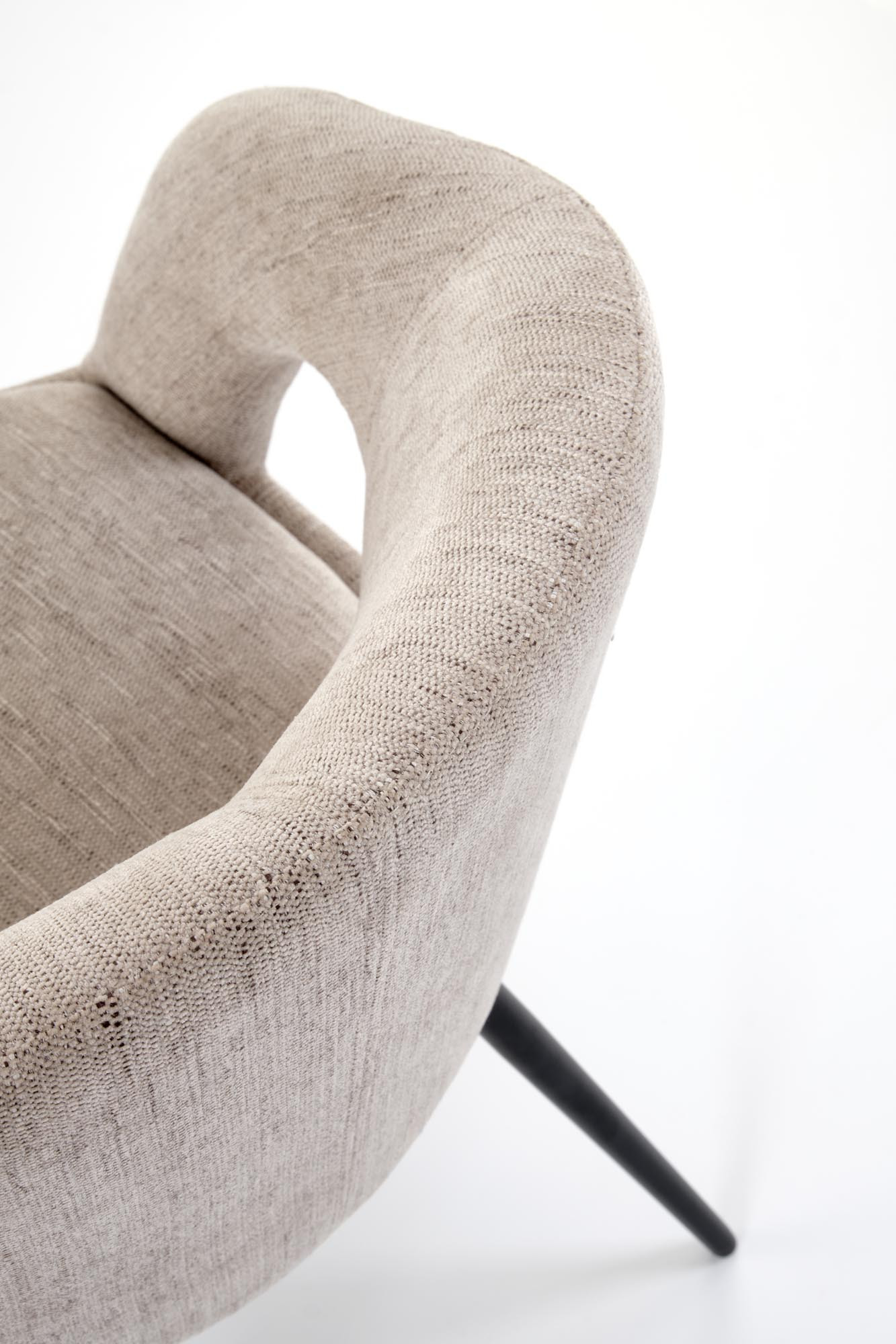 Zbliżenie na beżowe krzesło kubełkowe K550 z tkaniny na stalowych nogach.