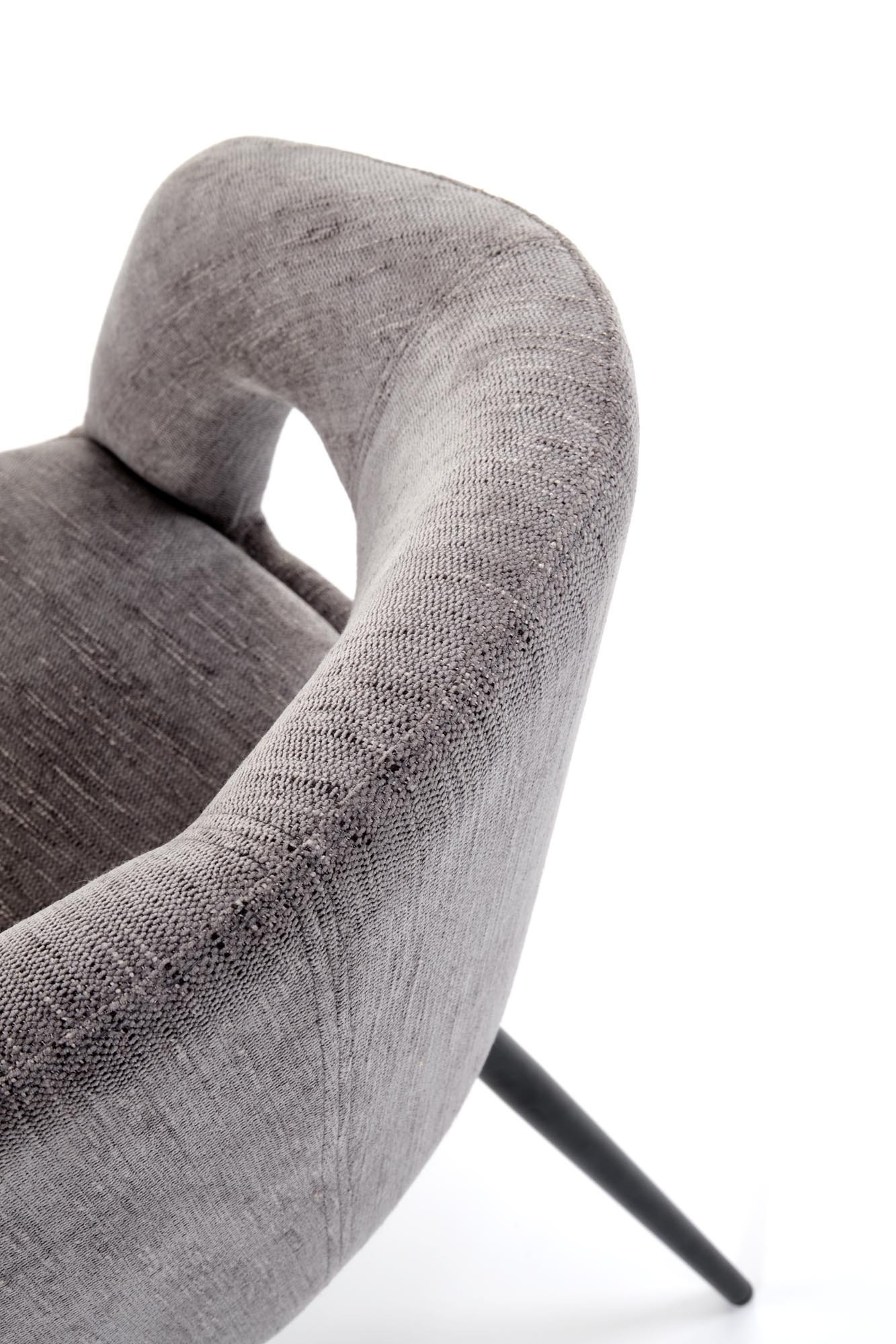 Szare krzesło kubełkowe K550 z tkaniny, obracane o 180 stopni, stalowe nogi – zdjęcie detalu.