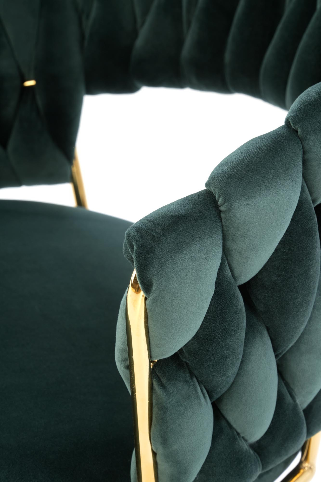 Zbliżenie na ciemnozielone, welurowe oparcie krzesła K551 z chromowaną, złotą ramą.