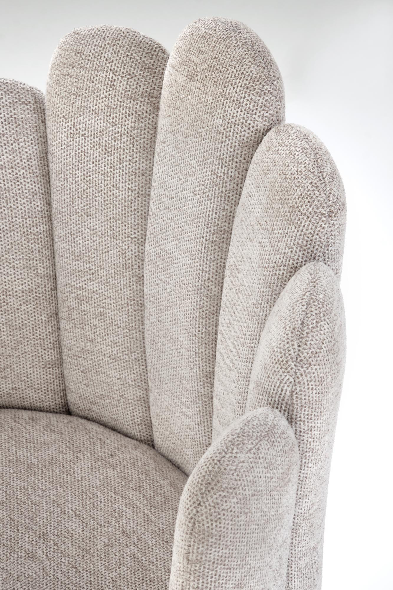 Zbliżenie na beżowe kubełkowe oparcie krzesła K552 z regulowanymi stopkami.