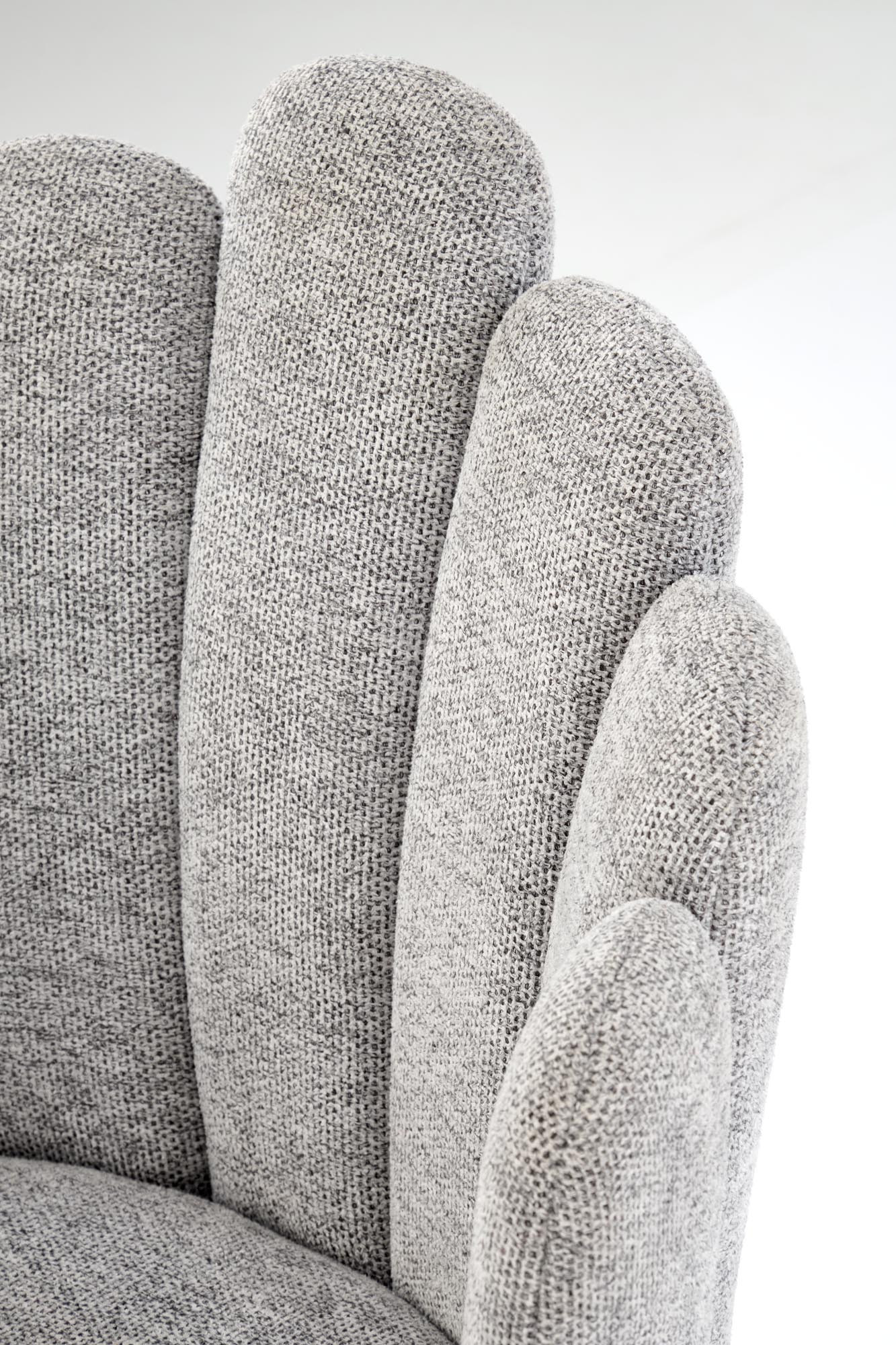 Zbliżenie na popielate kubełkowe oparcie krzesła K552 z tkaniny Diosa.