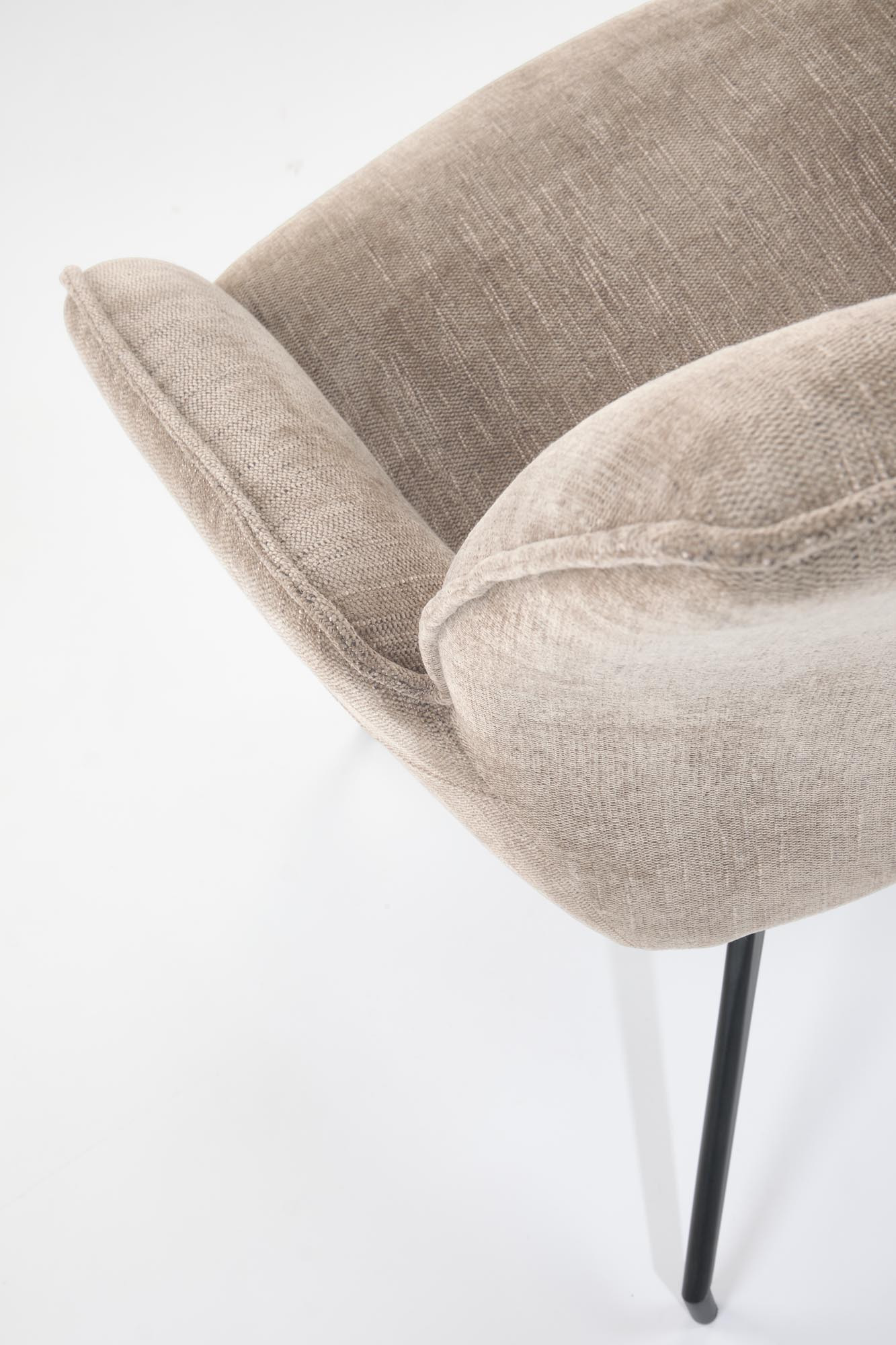 Zbliżenie na beżowe krzesło K553 z obrotowym siedziskiem 360° i czarnymi stalowymi nogami.