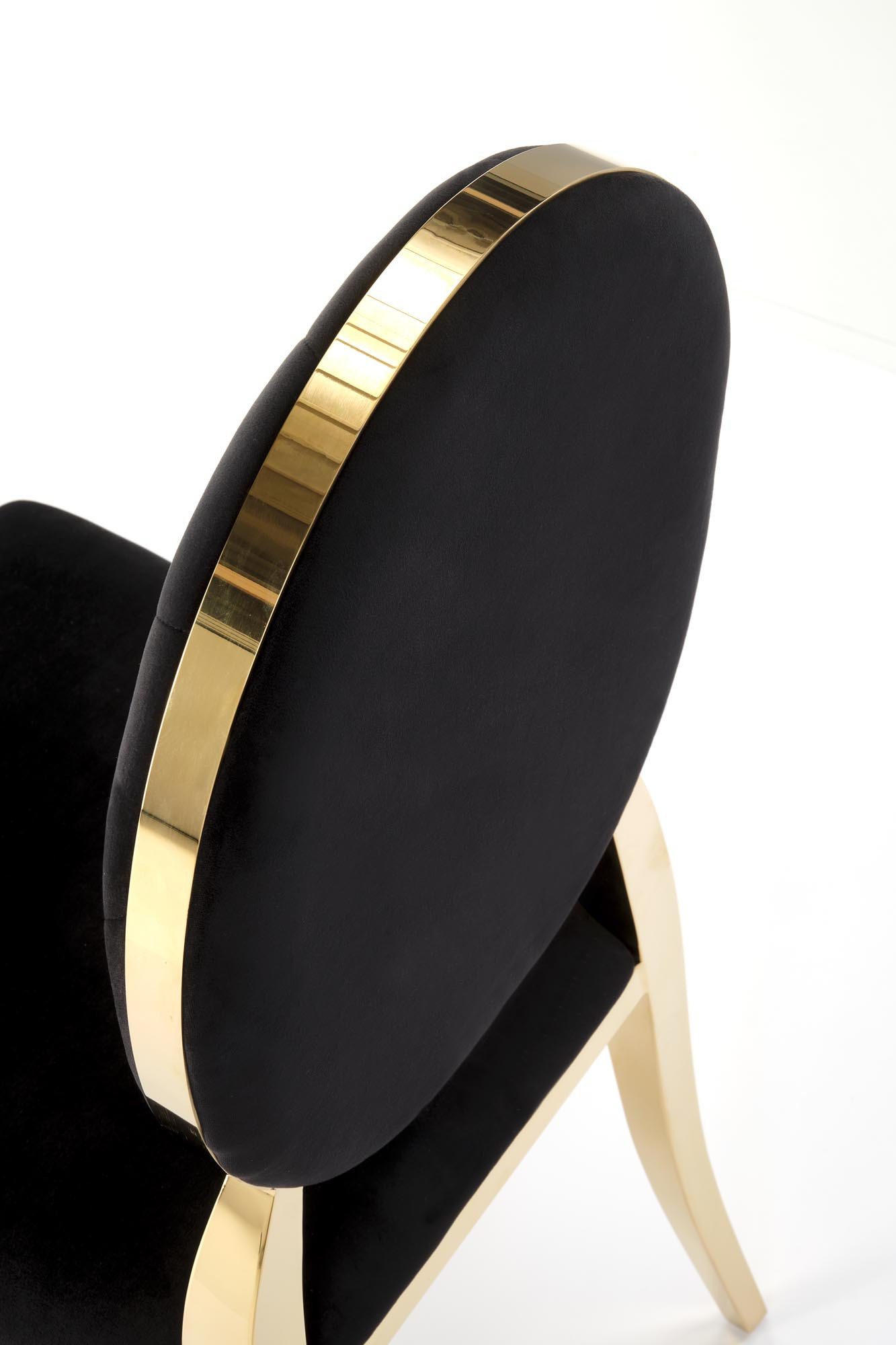 Krzesło K556 w stylu glamour, czarne pikowane velvet, złote chromowane nogi – widok z przodu.