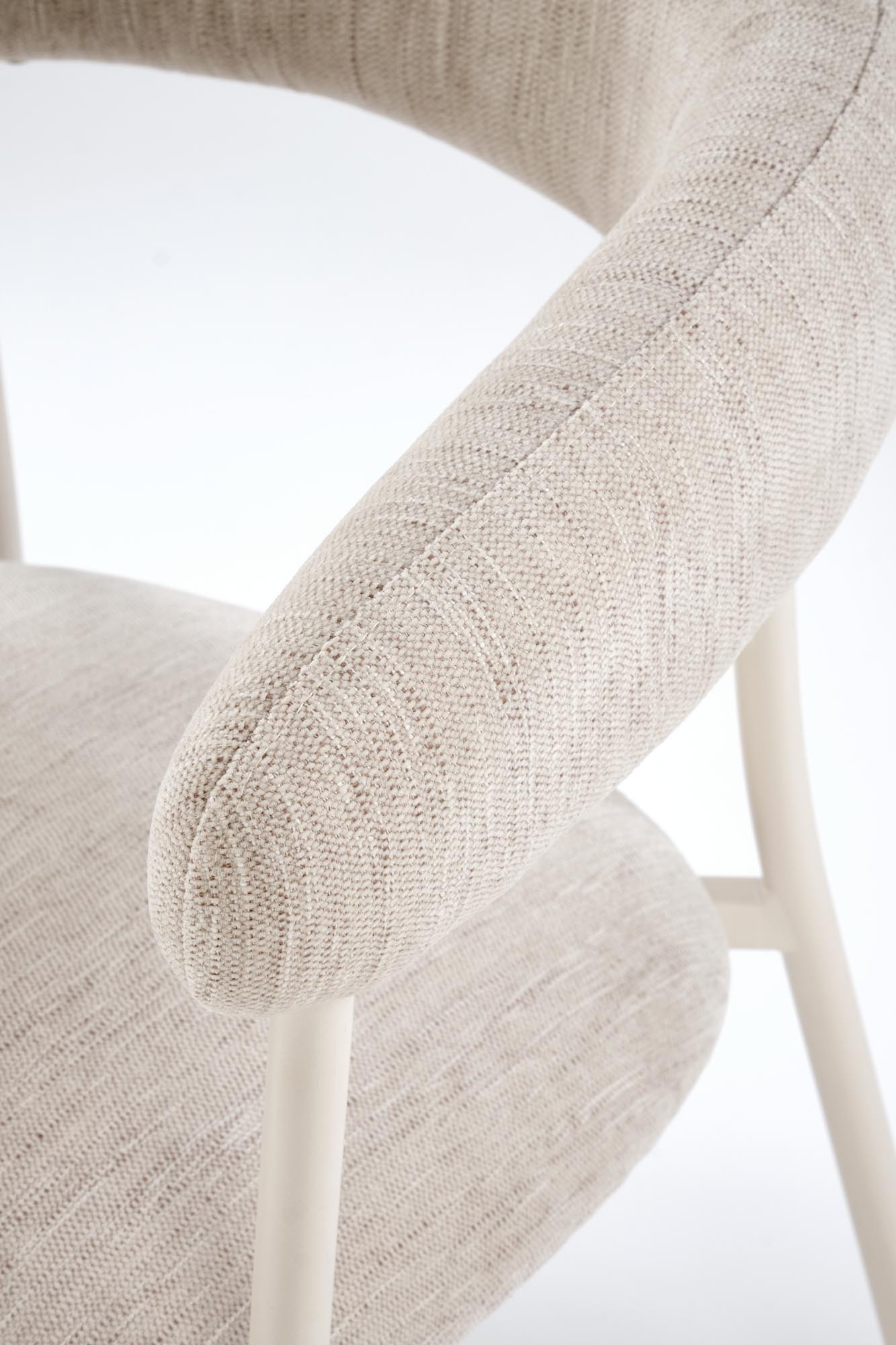 Zbliżenie na teksturę jasno-beżowego krzesła K557 z zaokrąglonym oparciem.