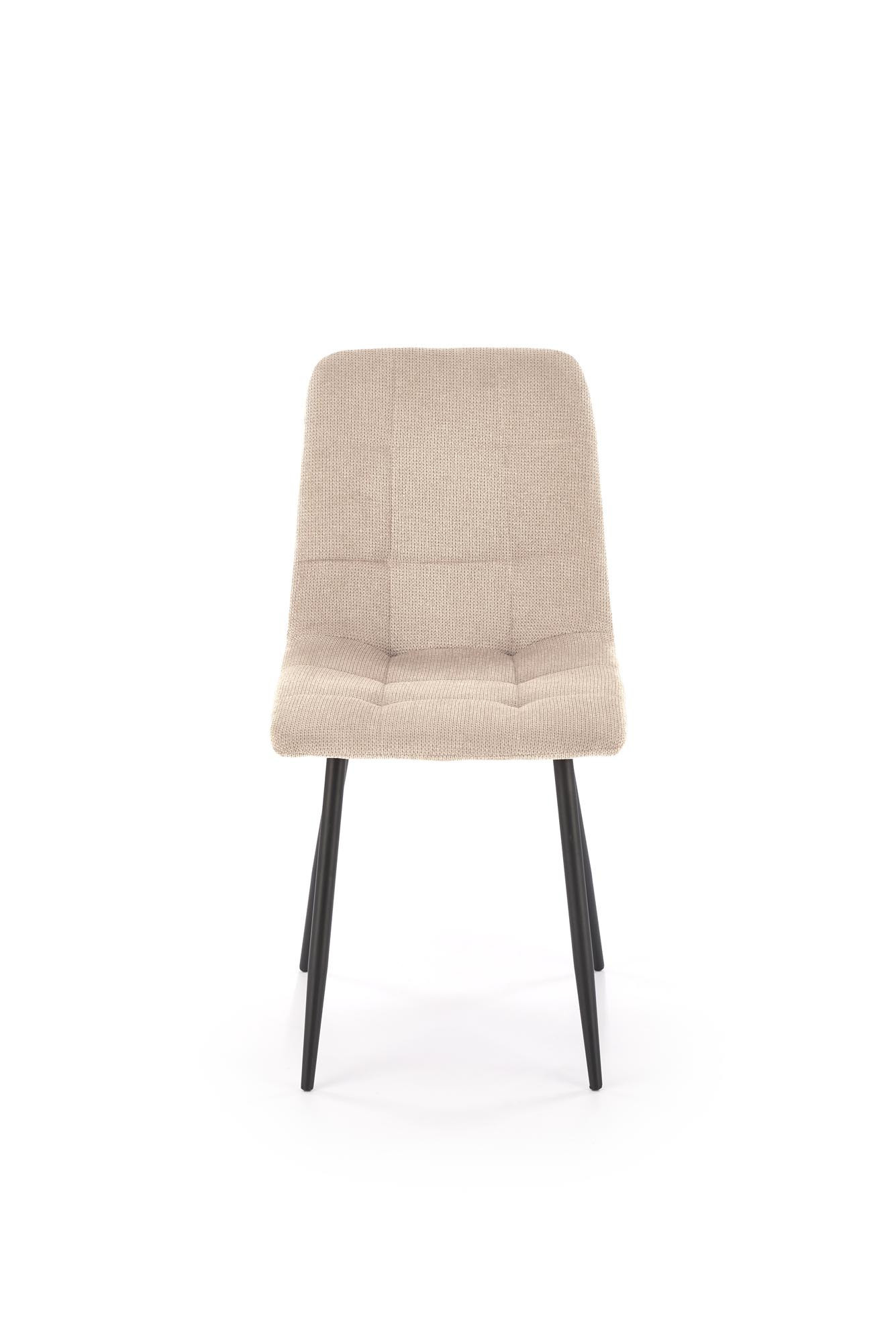 Przód beżowego krzesła K560 z pikowanej tkaniny i czarnymi stalowymi nogami.