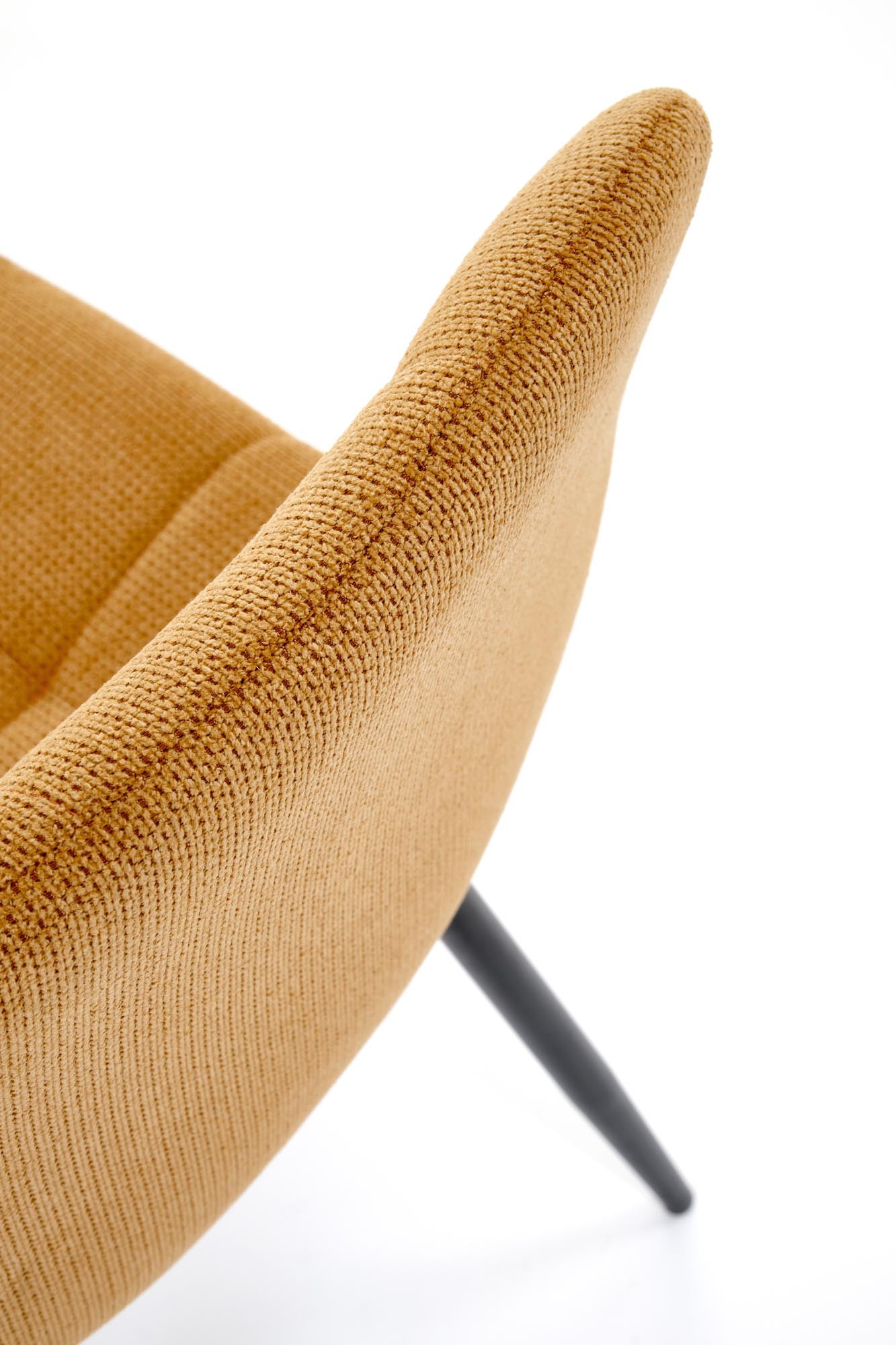 Zbliżenie na musztardowe krzesło K560 z pikowanej tkaniny i stalowymi nogami.