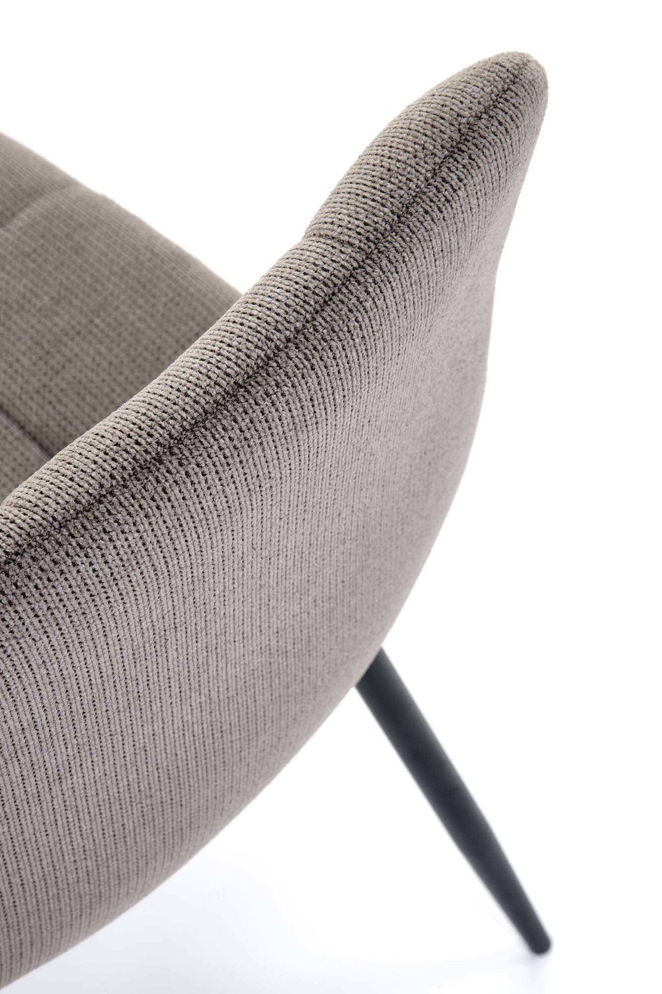 Zbliżenie na teksturę popielatej tkaniny i czarną stalową nogę krzesła K560.