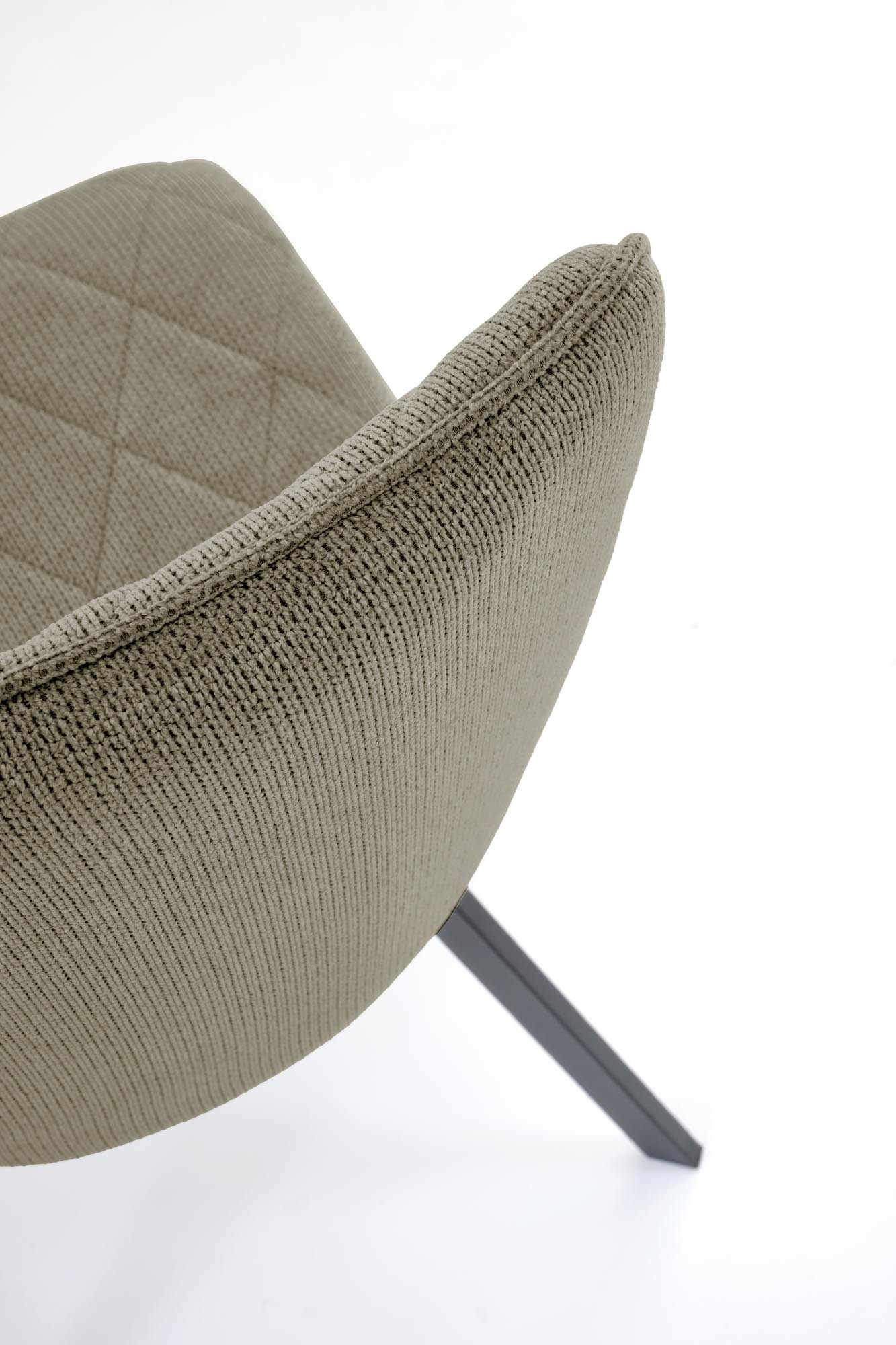 Zbliżenie na oliwkowe krzesło K561 z pikowaną tkaniną i stalowymi nogami.