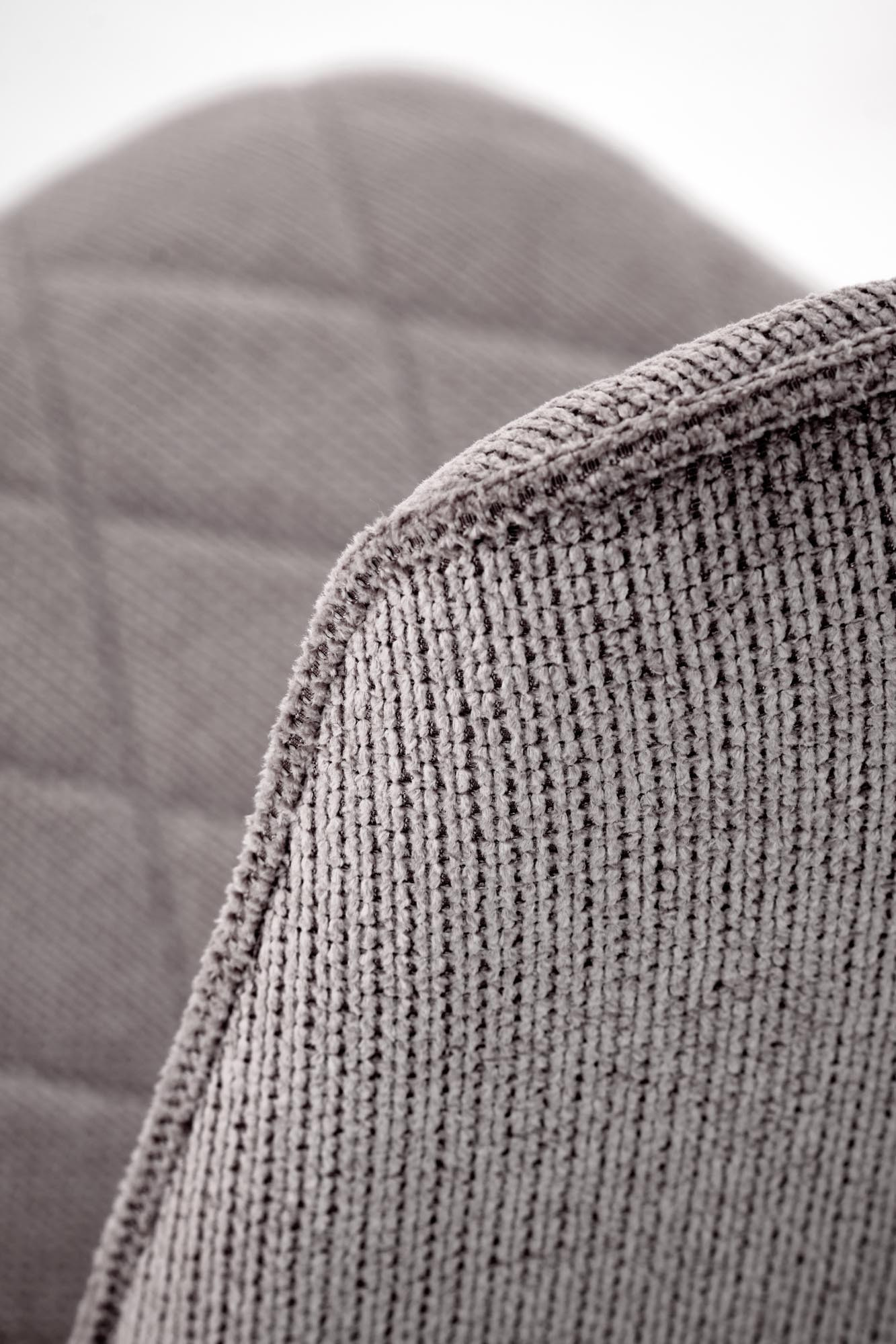 Zbliżenie na teksturę oliwkowo-popielatej tkaniny krzesła K561.