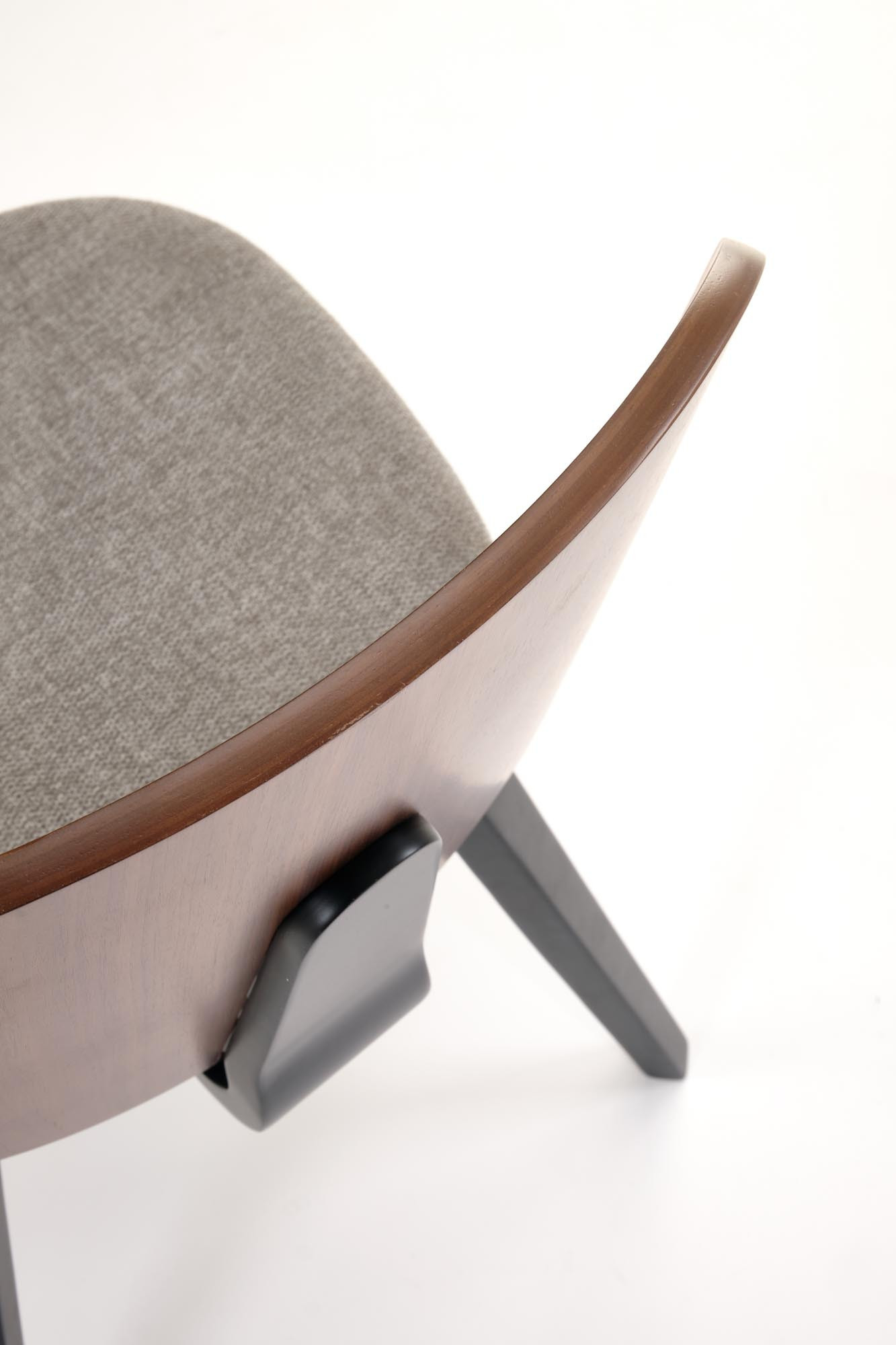 Zbliżenie na orzechowe oparcie i popielate siedzisko krzesła K563 w stylu skandynawskim.