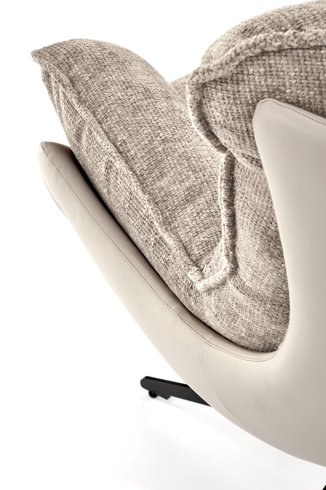 Zbliżenie na beżową tapicerkę i podłokietnik fotela wypoczynkowego LOBSTER z obrotową podstawą.