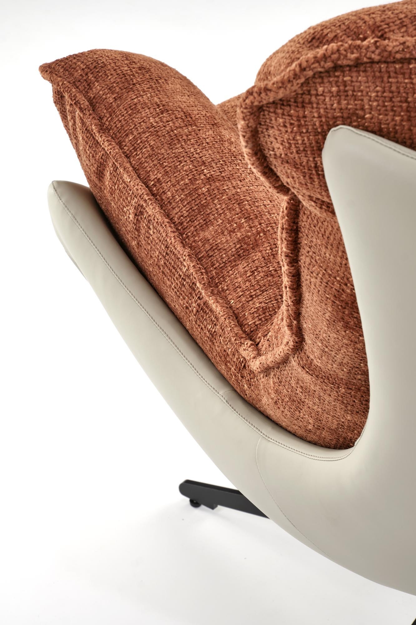 Zbliżenie na cynamonowy fotel wypoczynkowy LOBSTER z obrotową podstawą i białą ramą.