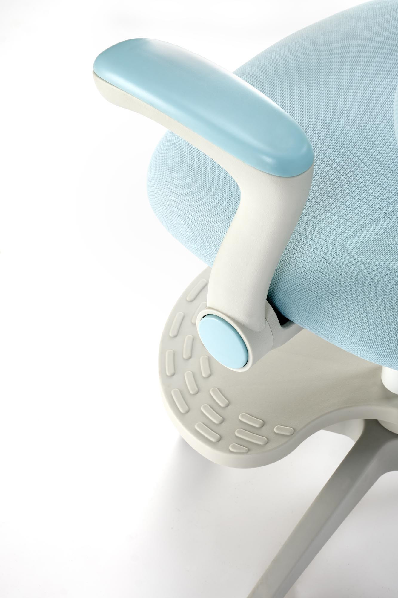Zbliżenie na niebieski podłokietnik i siedzisko fotela młodzieżowego PANCO z regulowanym podnóżkiem.