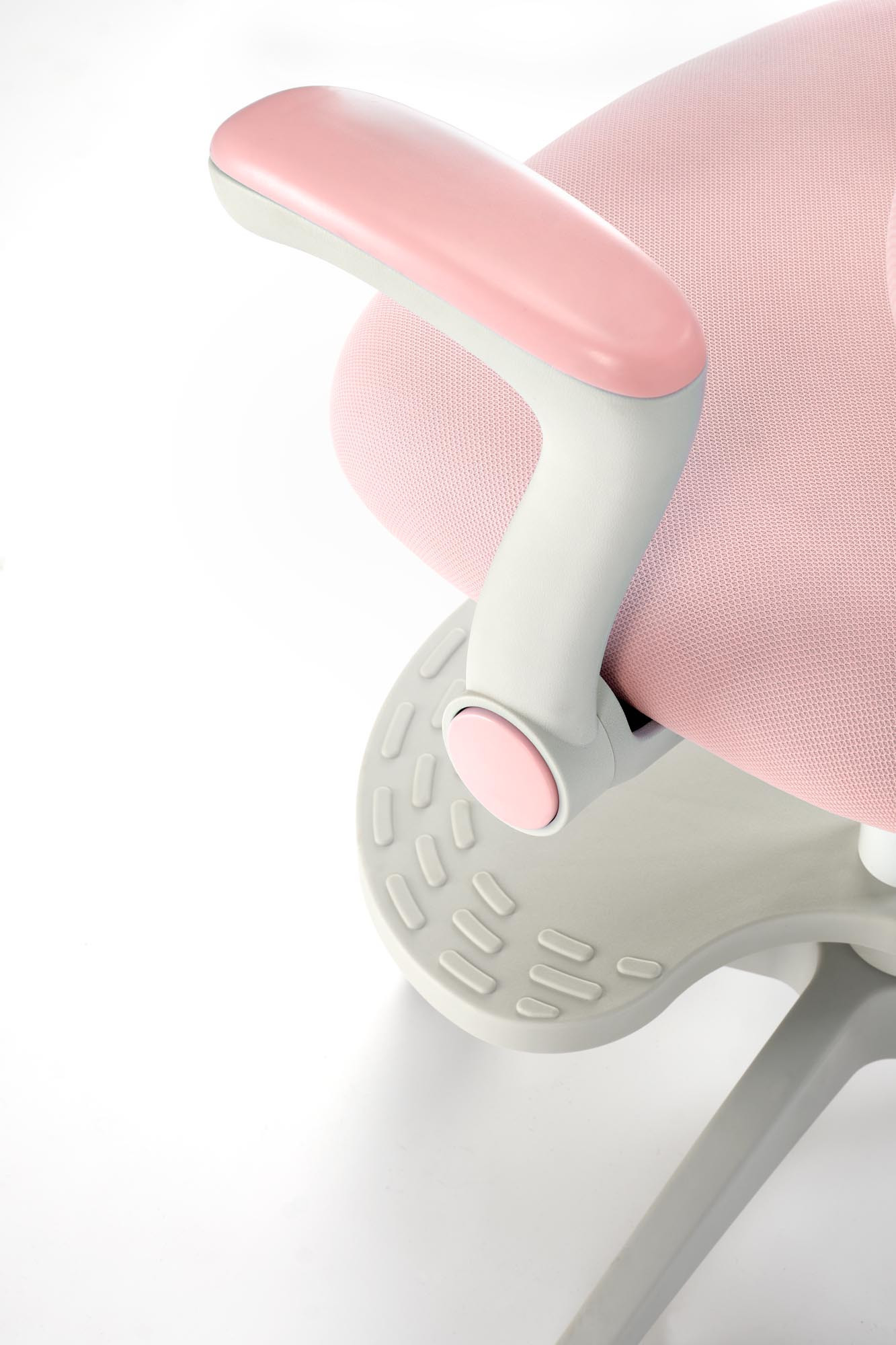 Zbliżenie na różowy fotel młodzieżowy PANCO z regulowanym podnóżkiem i oparciem.