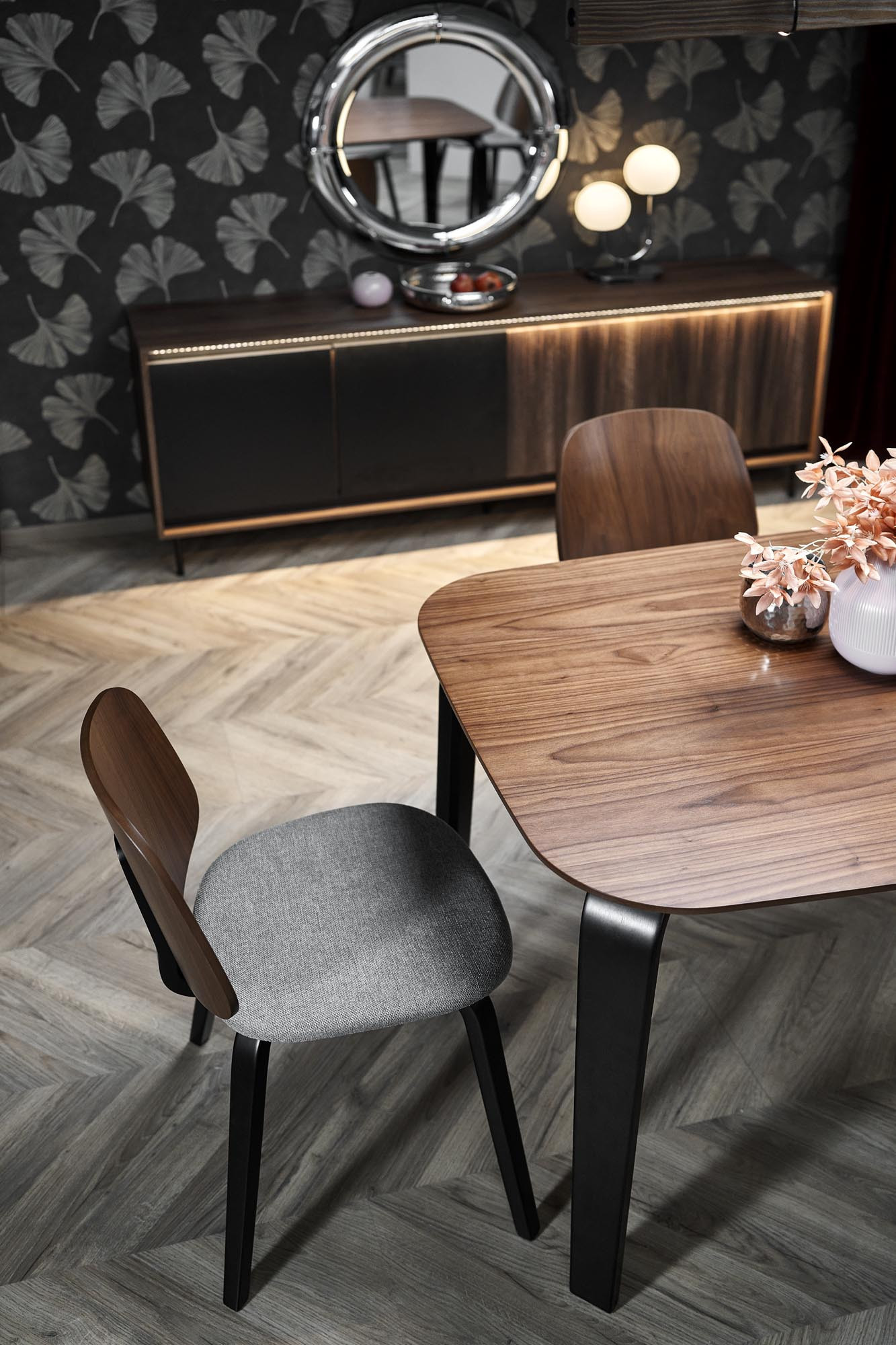 Stół PEDRO z orzechowym blatem i czarnymi, profilowanymi nogami – zdjęcie z góry.